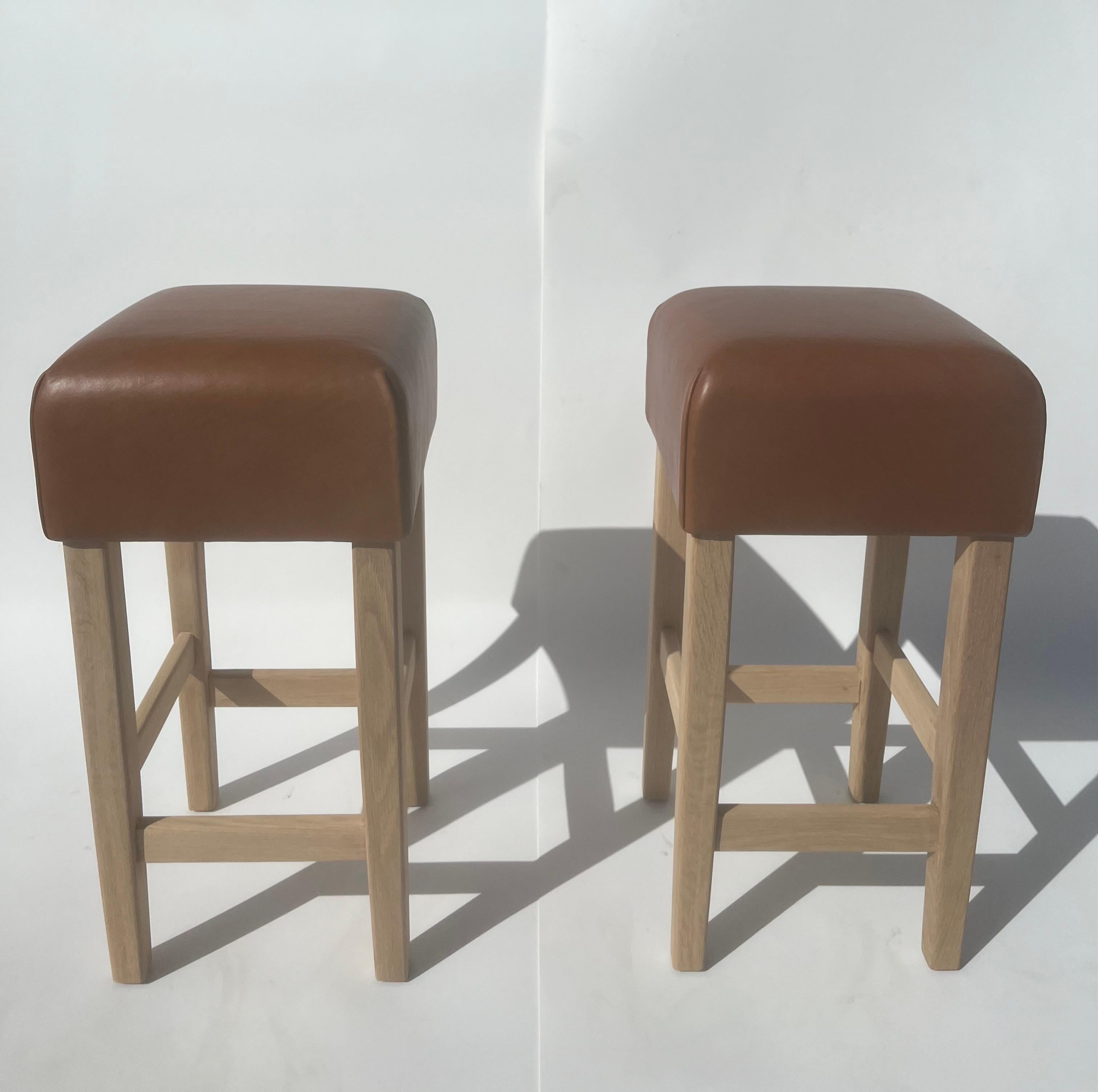 Tabouret de bar en chêne et cuir de selle cognac dans le style de Jean-Michel Frank en vente 5