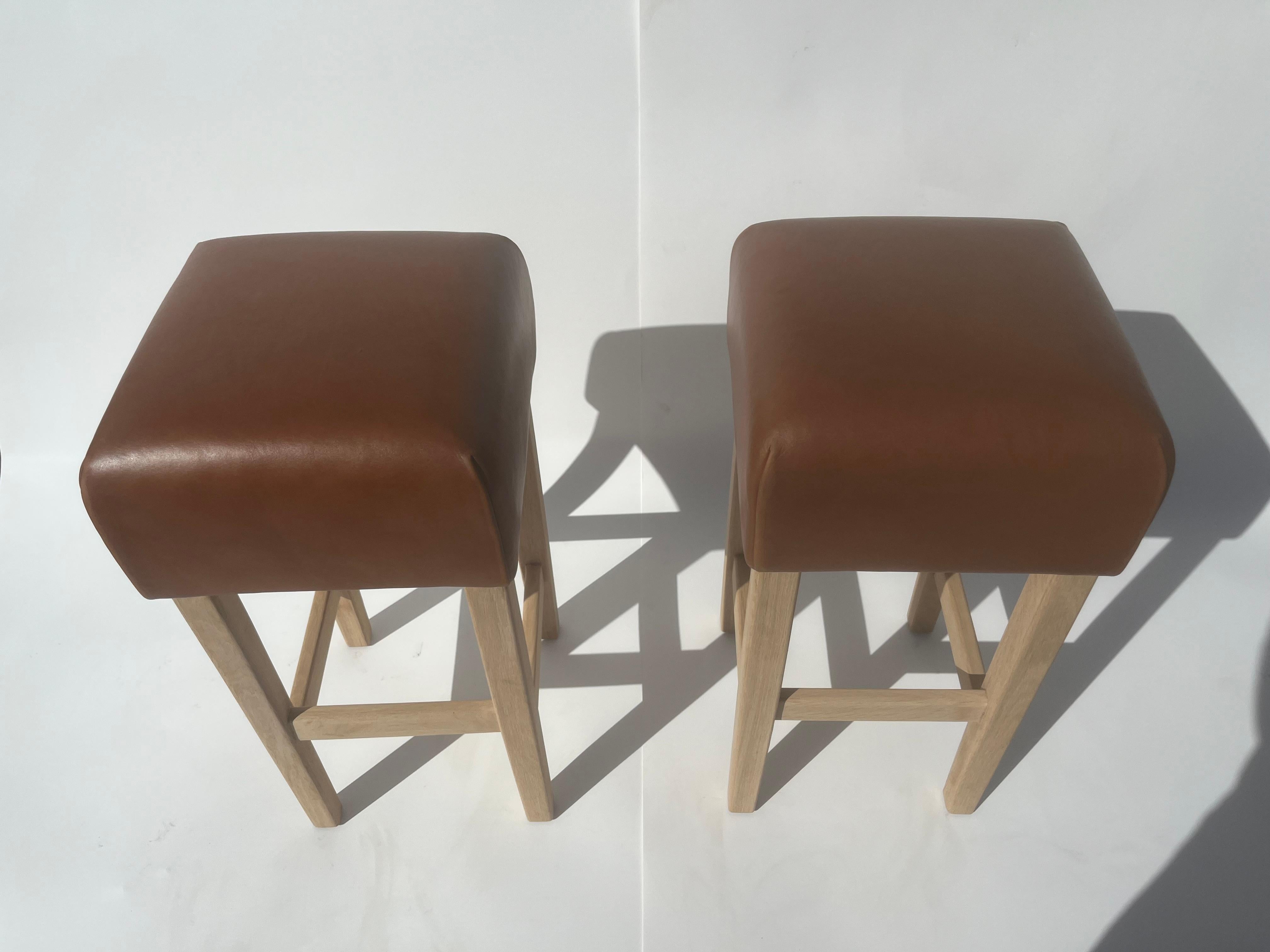 Tabouret de bar en chêne et cuir de selle cognac dans le style de Jean-Michel Frank en vente 6