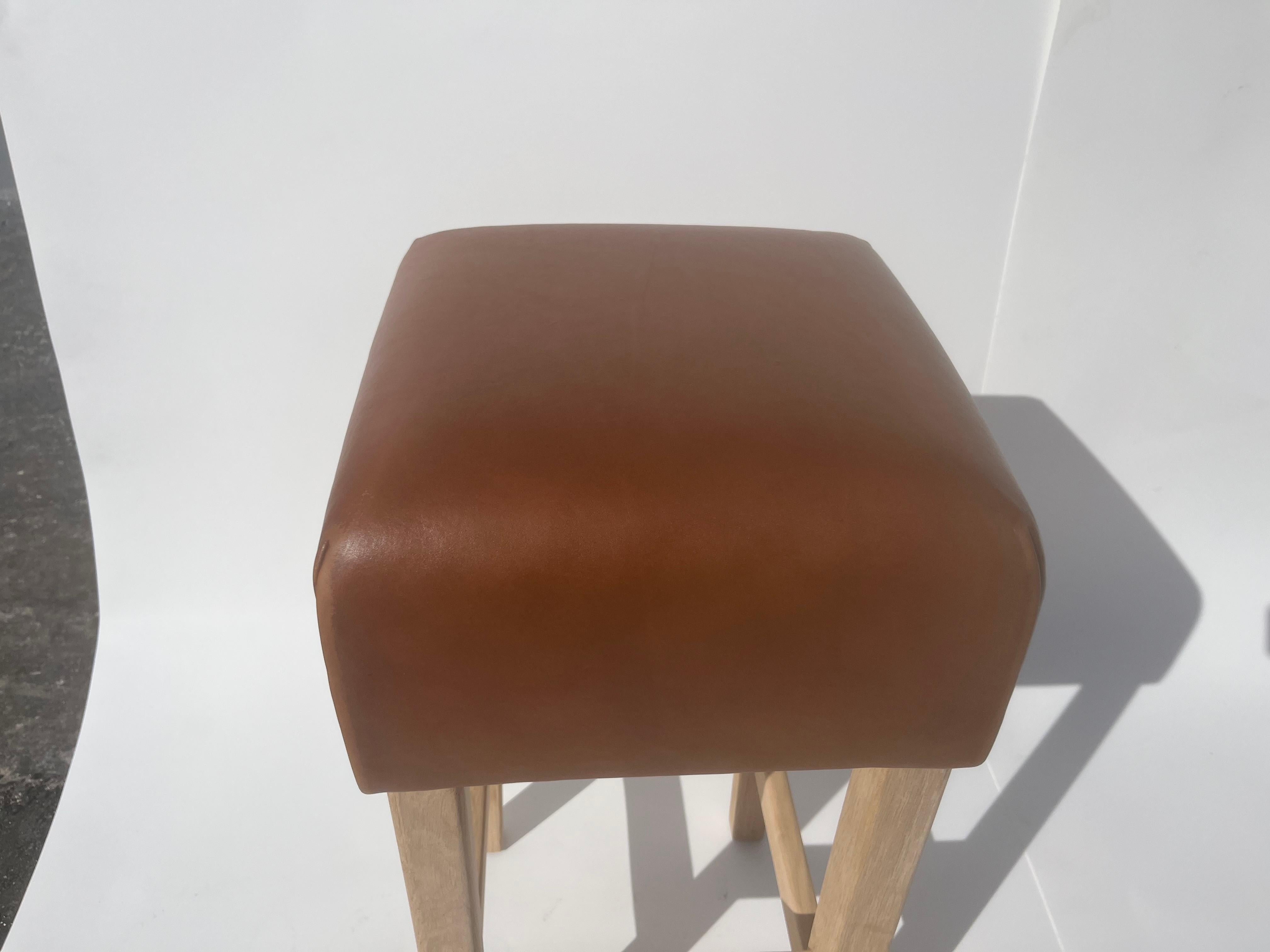 Tabouret de bar en chêne et cuir de selle cognac dans le style de Jean-Michel Frank en vente 7