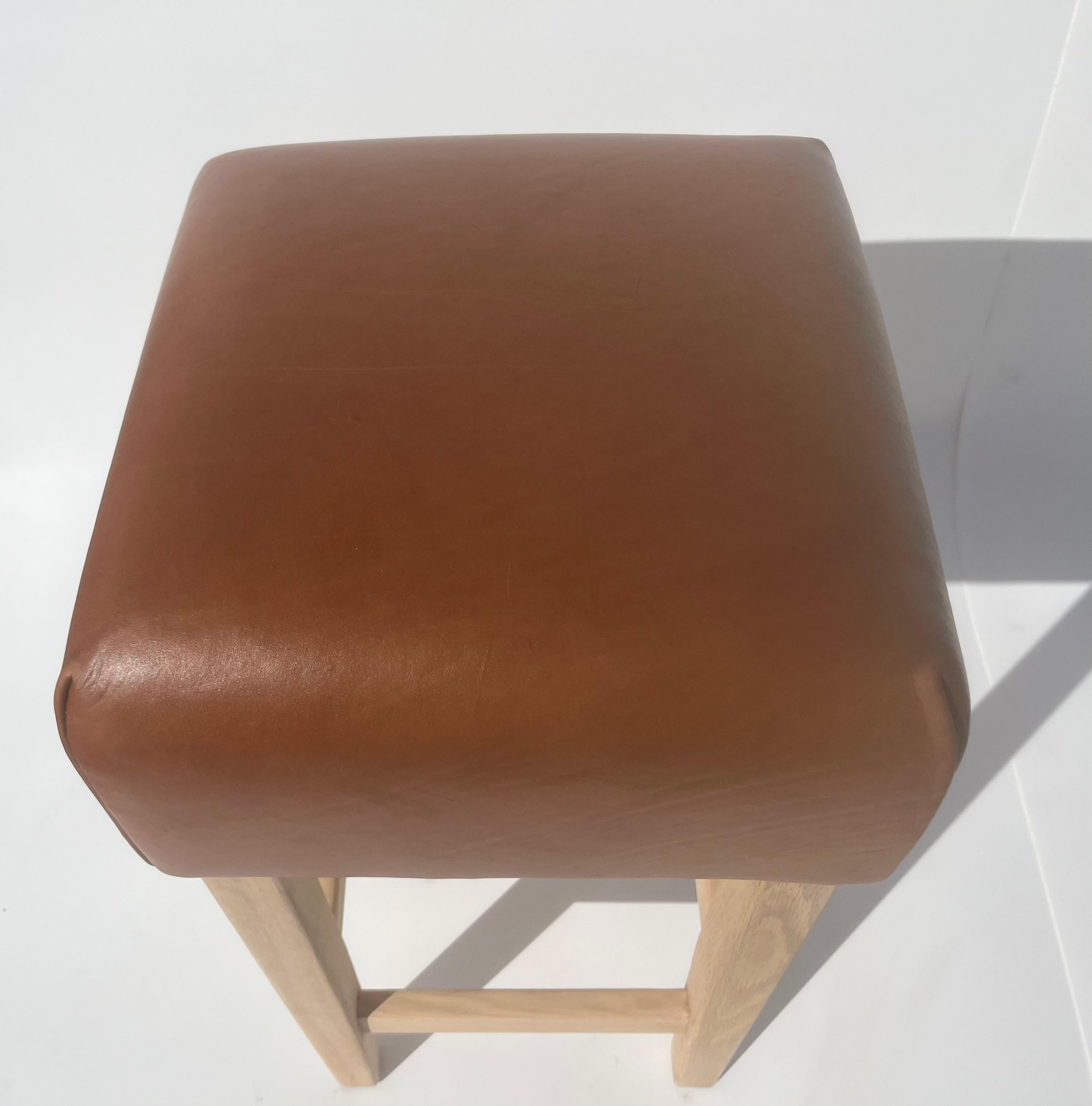 Tabouret de bar en chêne et cuir de selle cognac dans le style de Jean-Michel Frank en vente 8