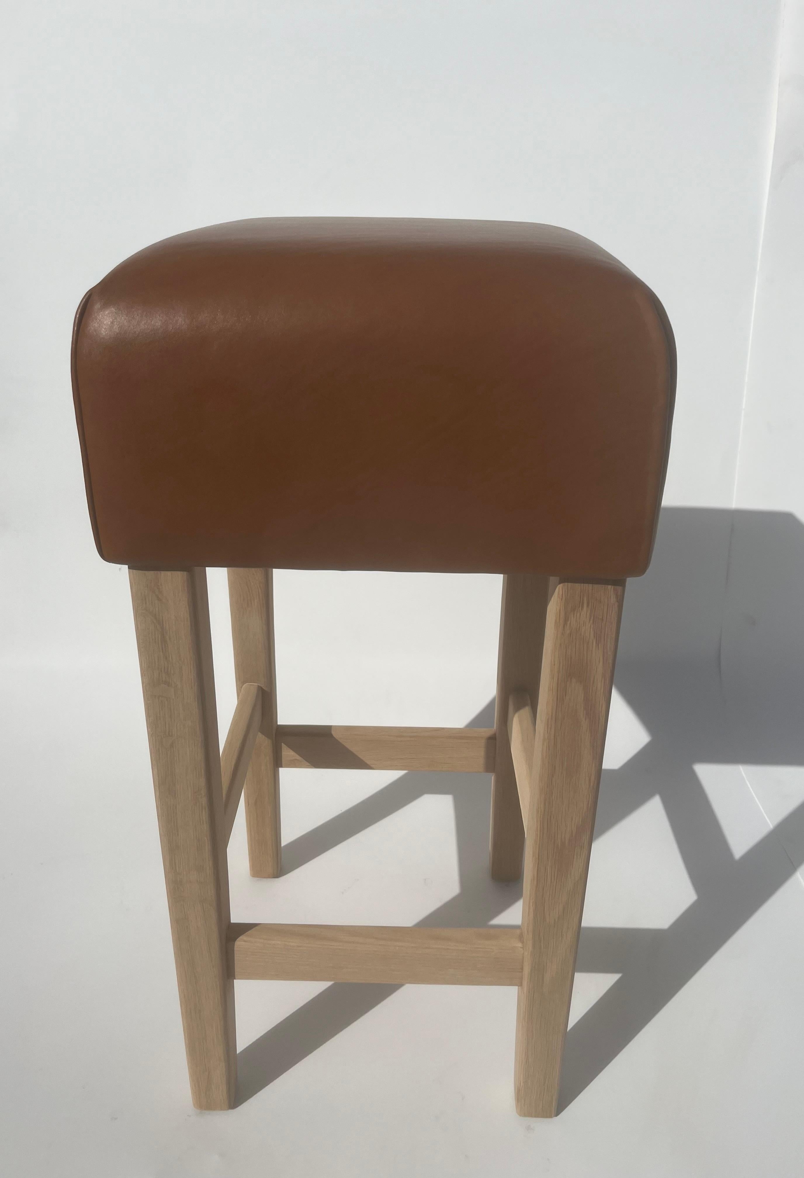 Tabouret de bar en chêne et cuir de selle cognac dans le style de Jean-Michel Frank en vente 9