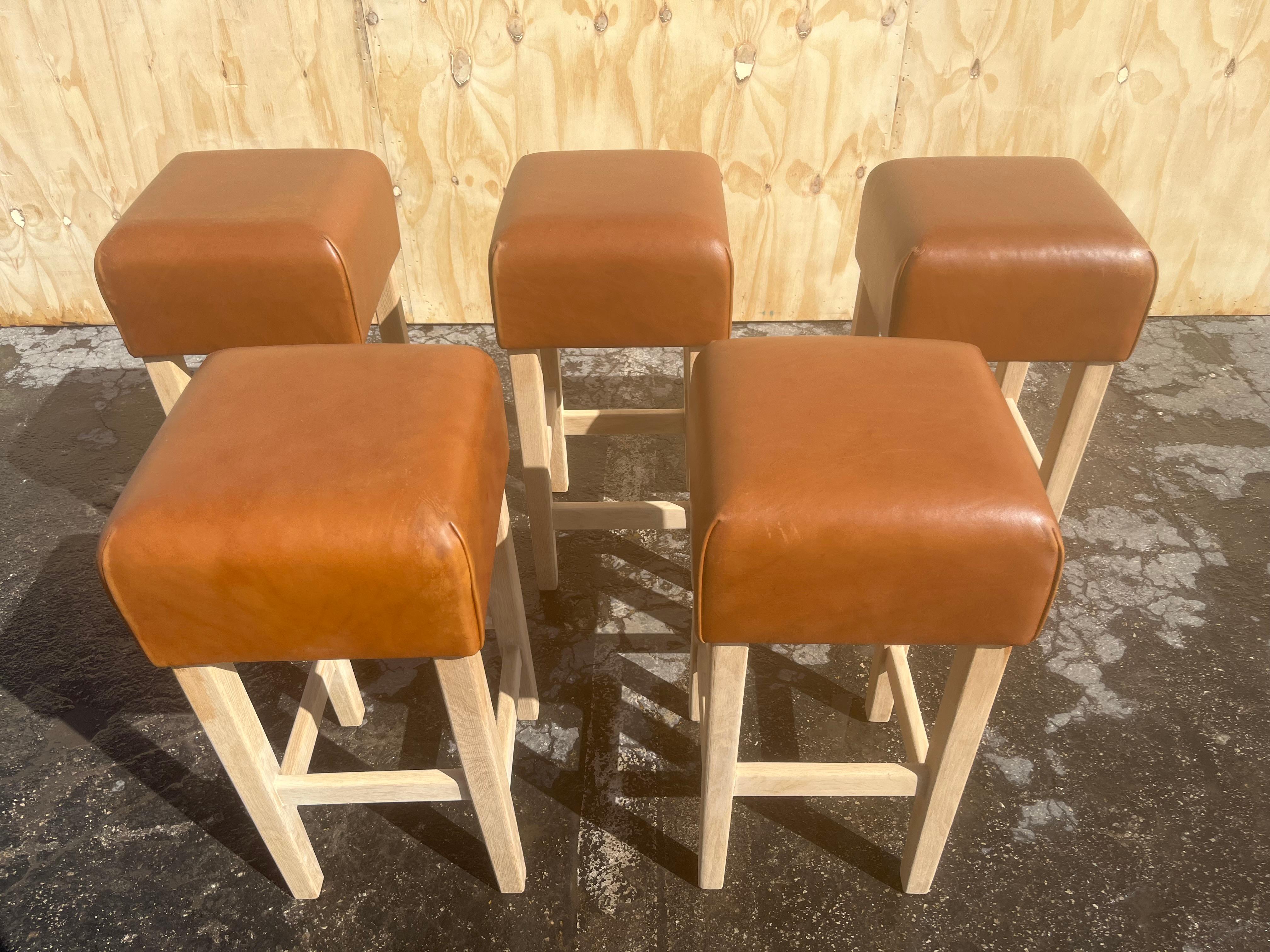 Tabouret de bar en chêne et cuir de selle cognac dans le style de Jean-Michel Frank en vente 10