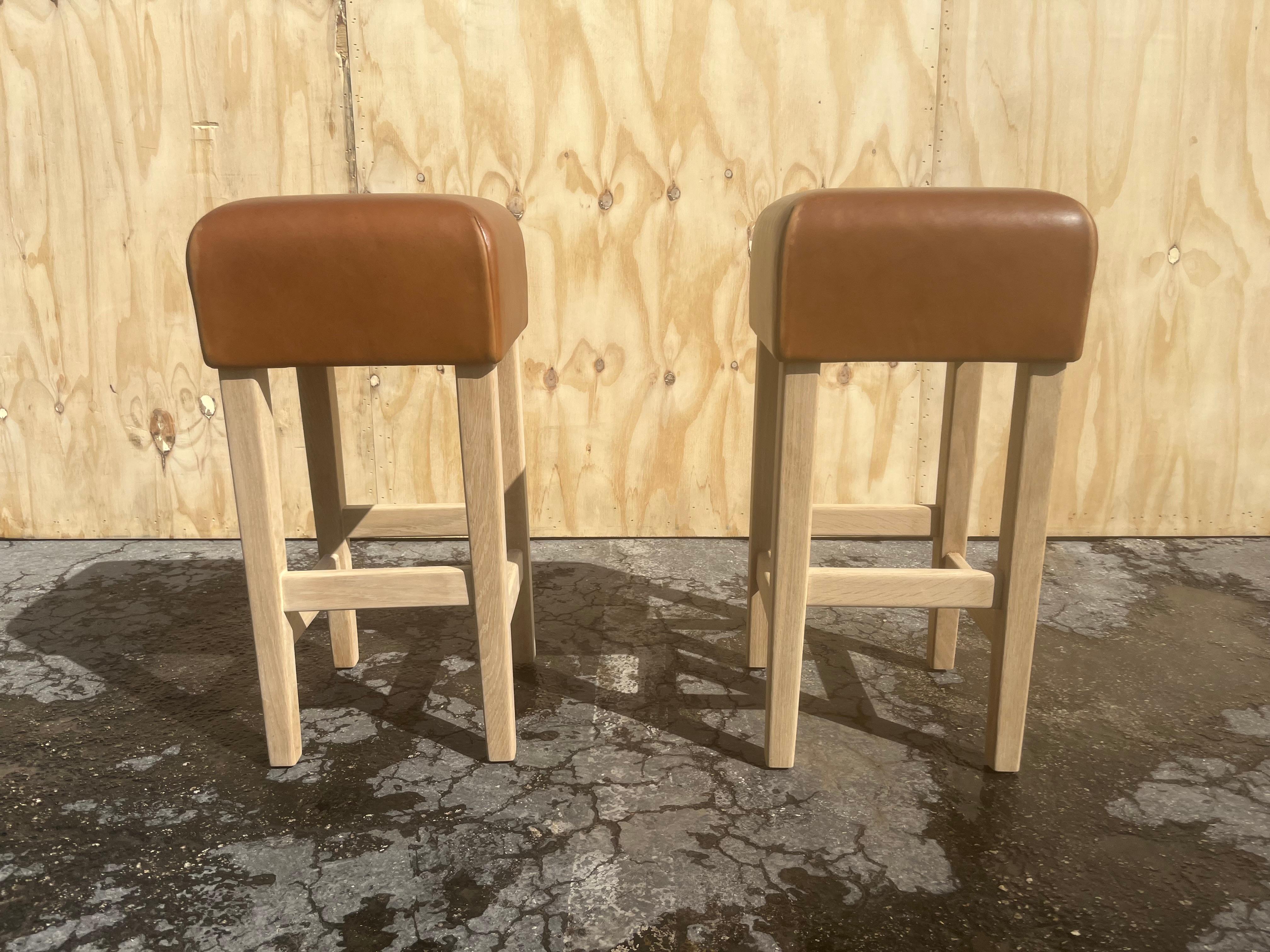 Tabouret de bar en chêne et cuir de selle cognac dans le style de Jean-Michel Frank en vente 13