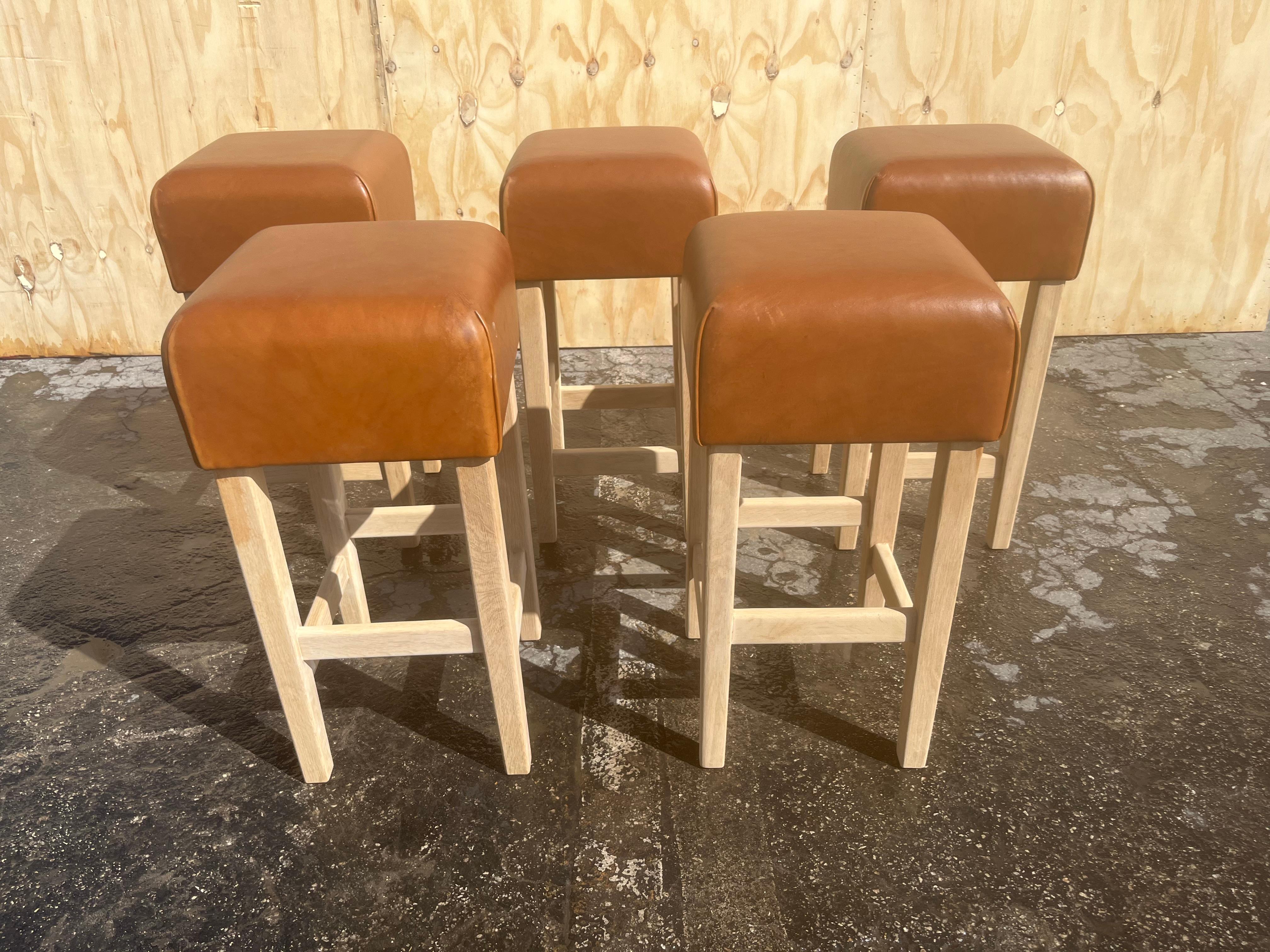 Moderne Tabouret de bar en chêne et cuir de selle cognac dans le style de Jean-Michel Frank en vente