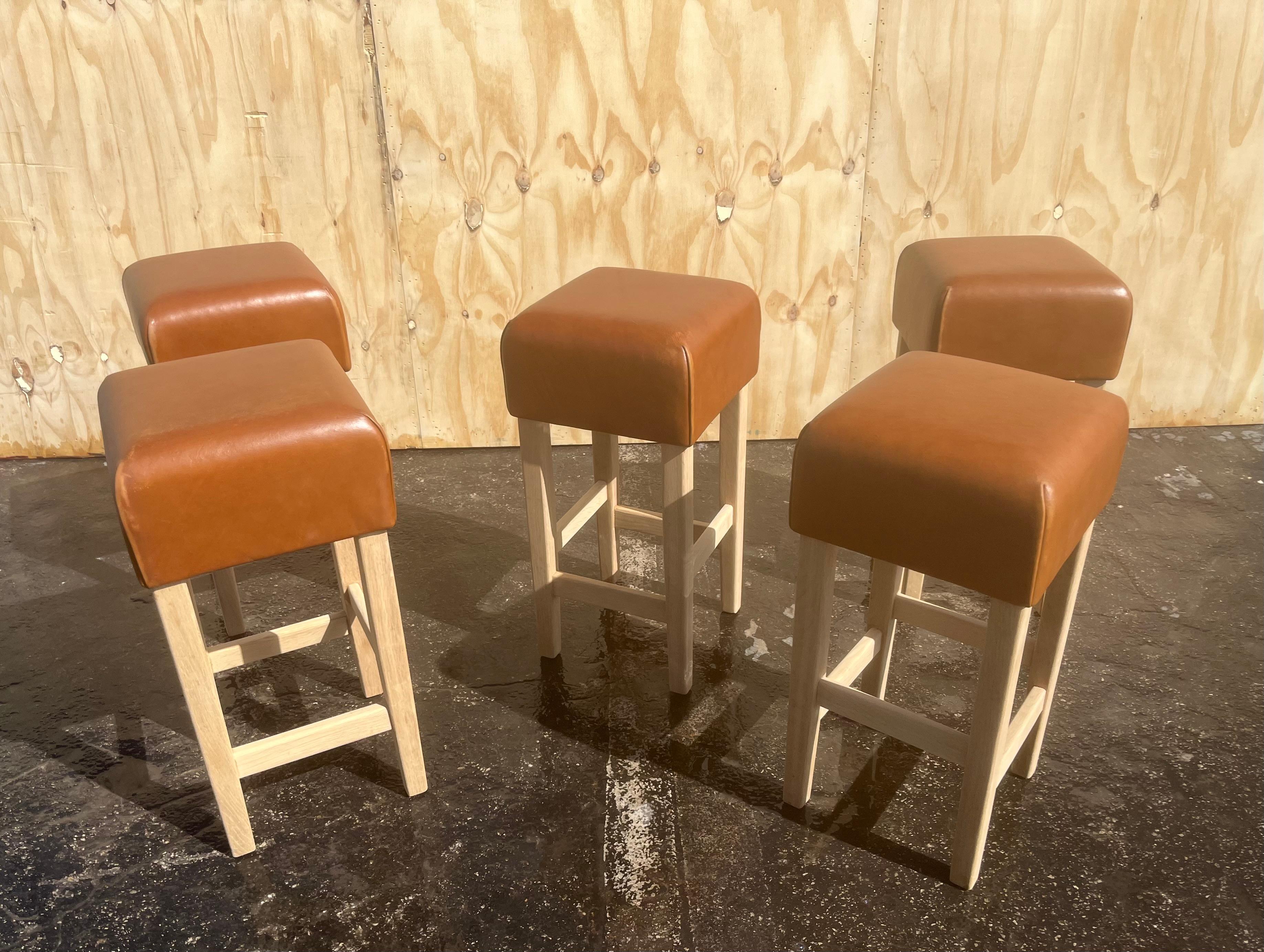 Américain Tabouret de bar en chêne et cuir de selle cognac dans le style de Jean-Michel Frank en vente
