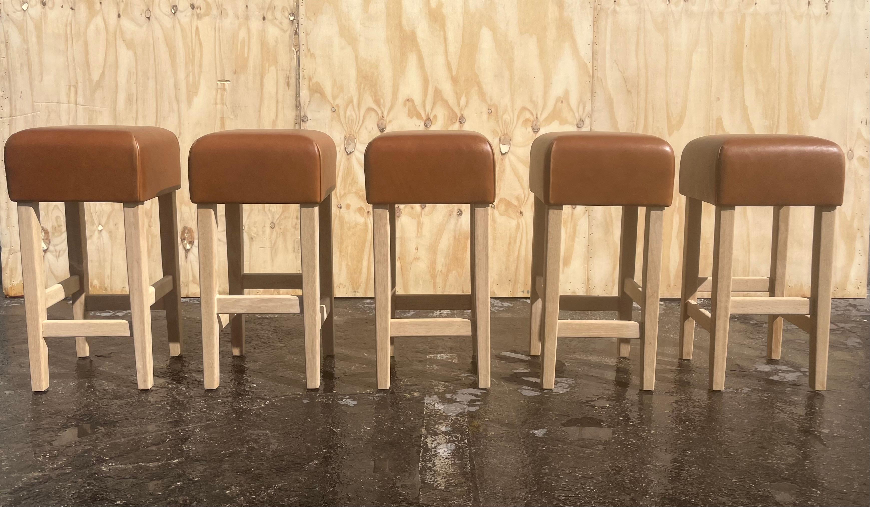 Tabouret de bar en chêne et cuir de selle cognac dans le style de Jean-Michel Frank Bon état - En vente à Miami, FL