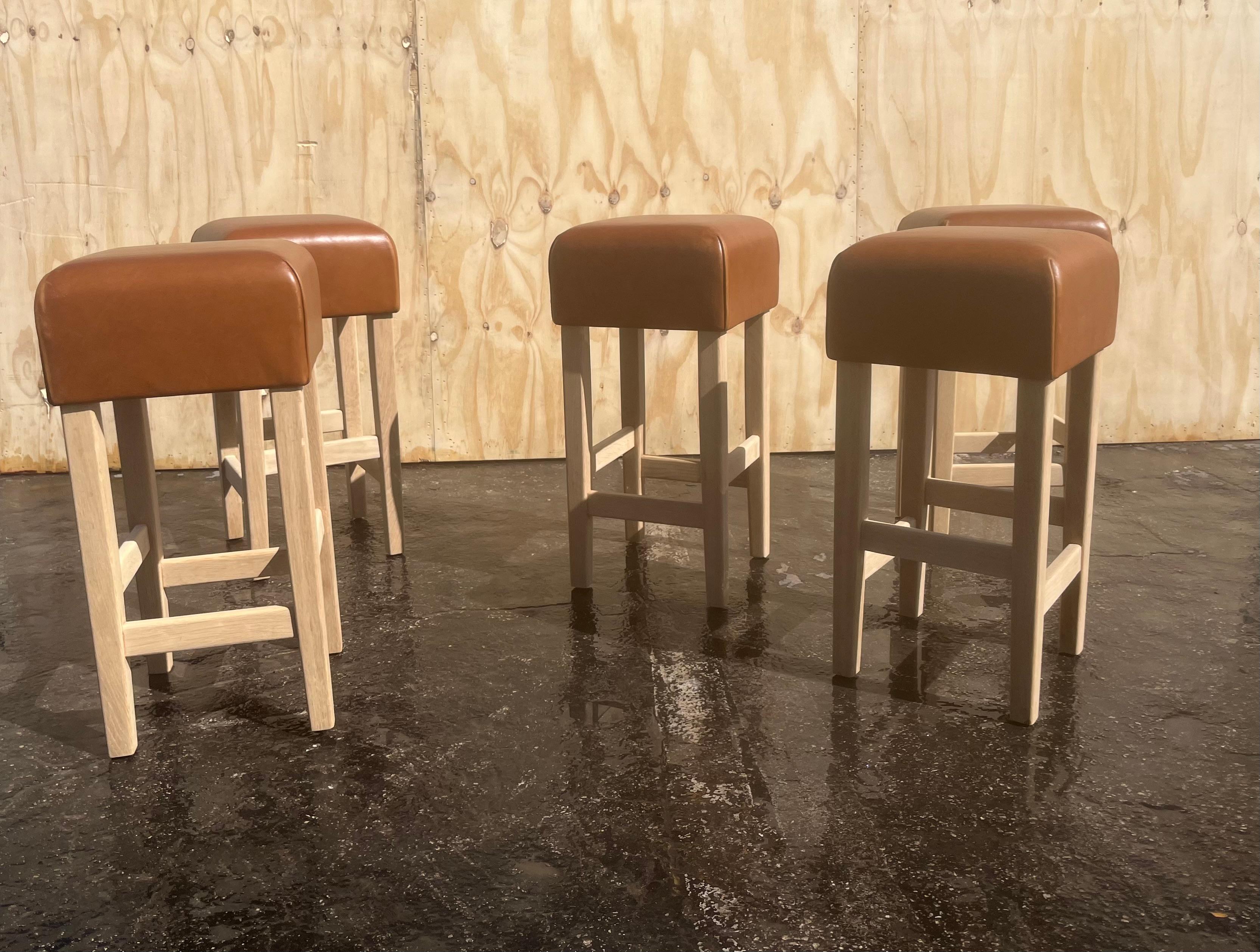 XXIe siècle et contemporain Tabouret de bar en chêne et cuir de selle cognac dans le style de Jean-Michel Frank en vente