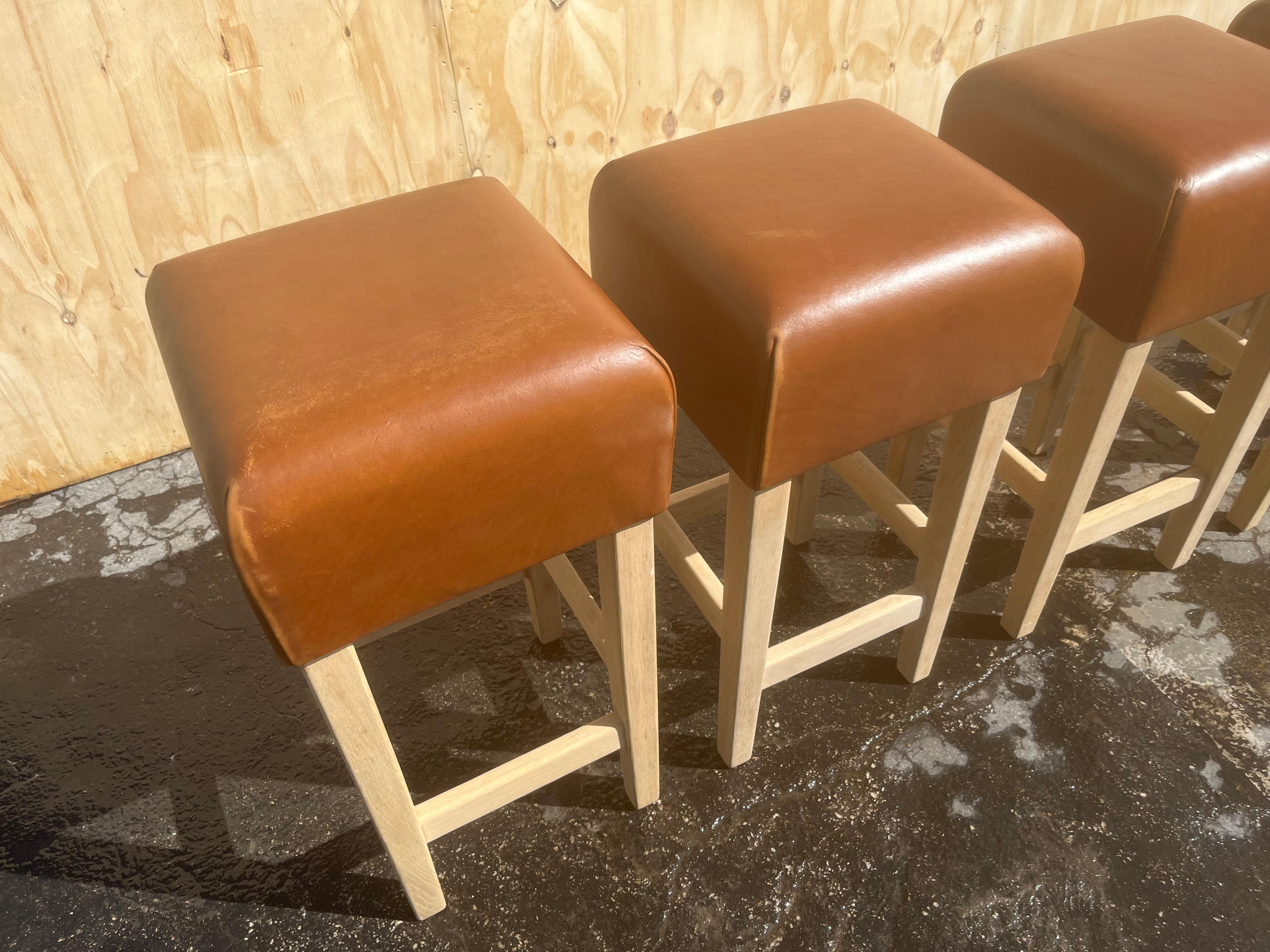 Tabouret de bar en chêne et cuir de selle cognac dans le style de Jean-Michel Frank en vente 1