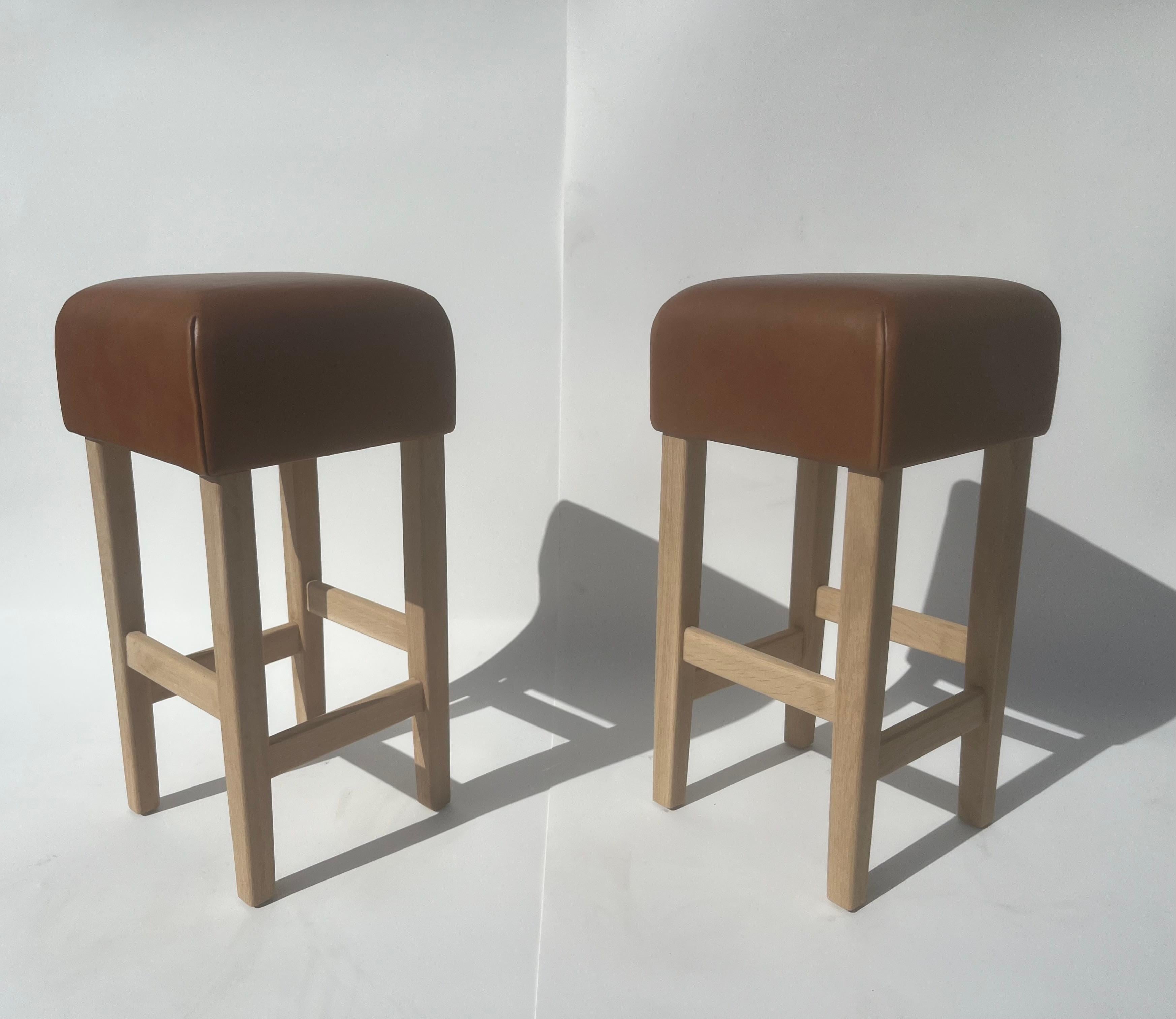 Tabouret de bar en chêne et cuir de selle cognac dans le style de Jean-Michel Frank en vente 2