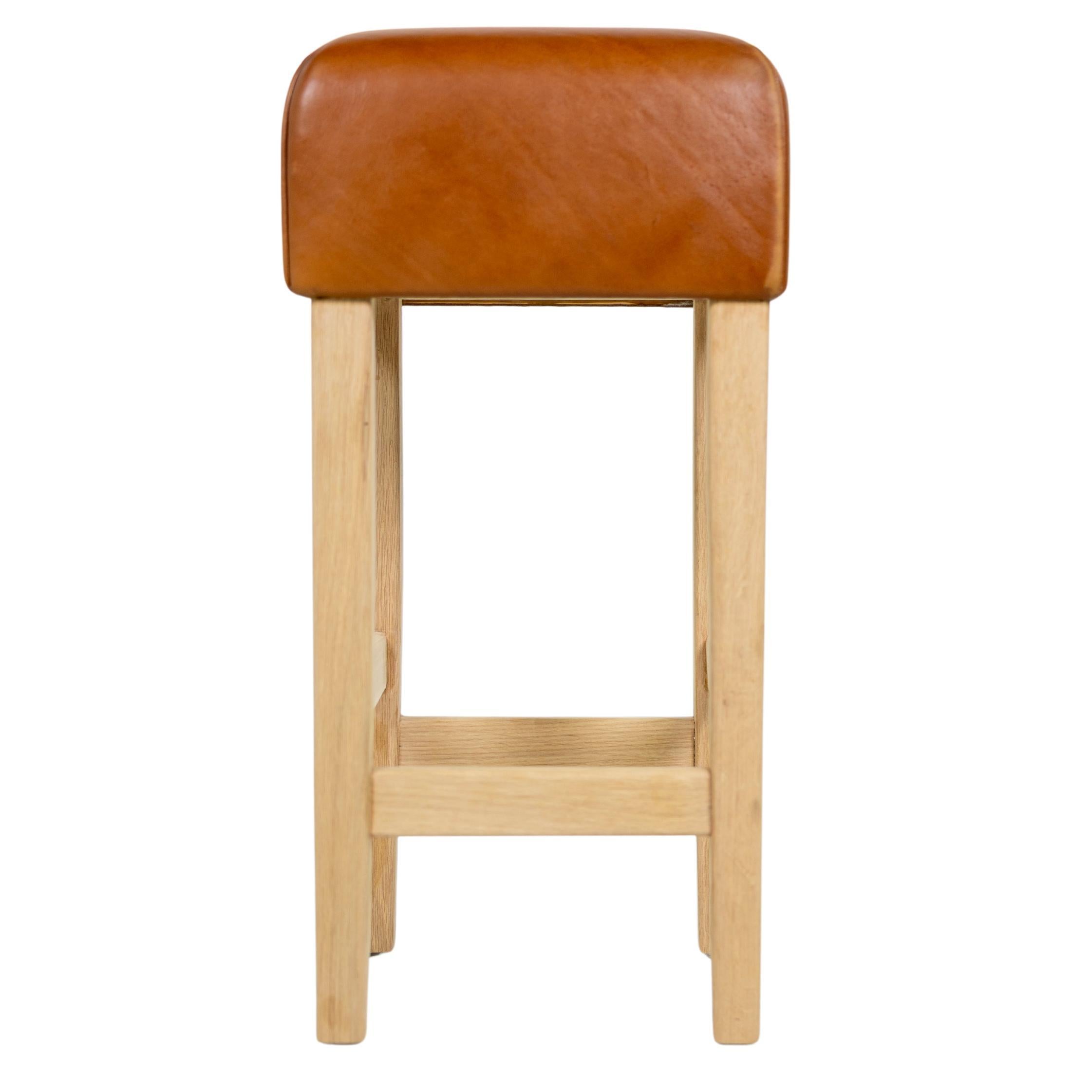 Tabouret de bar en chêne et cuir de selle cognac dans le style de Jean-Michel Frank