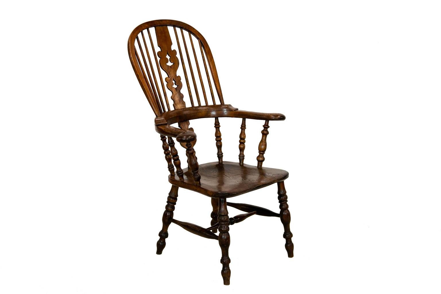 Oak and Elm Broad Arm Windsor Chair In Good Condition In Wilson, NC