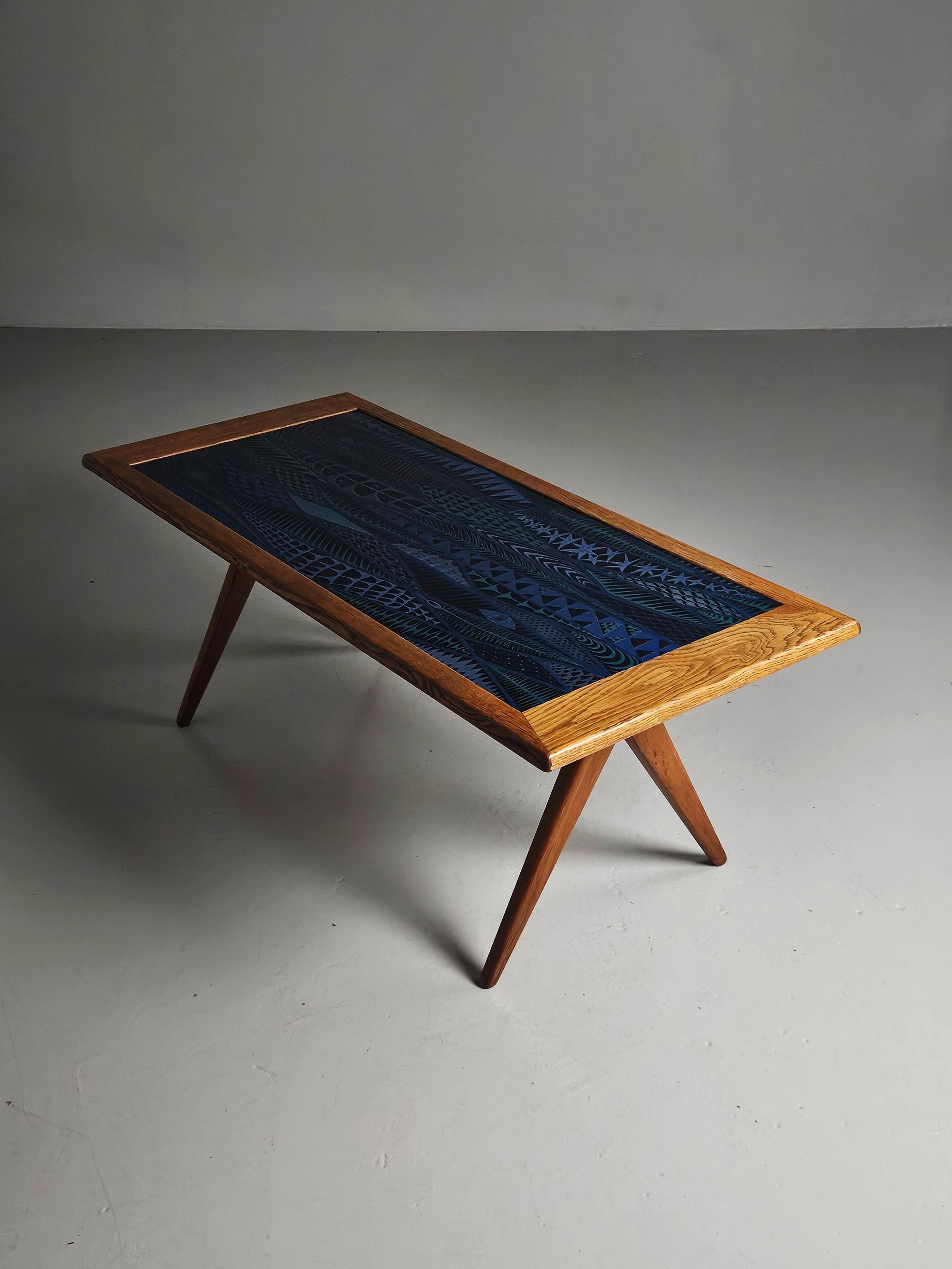 Rara mesa de café diseñada por el sueco Stig Lindberg y producida por Nordiska Kompaniet durante la década de 1950.

Precioso tablero esmaltado dentro de un marco de roble. 