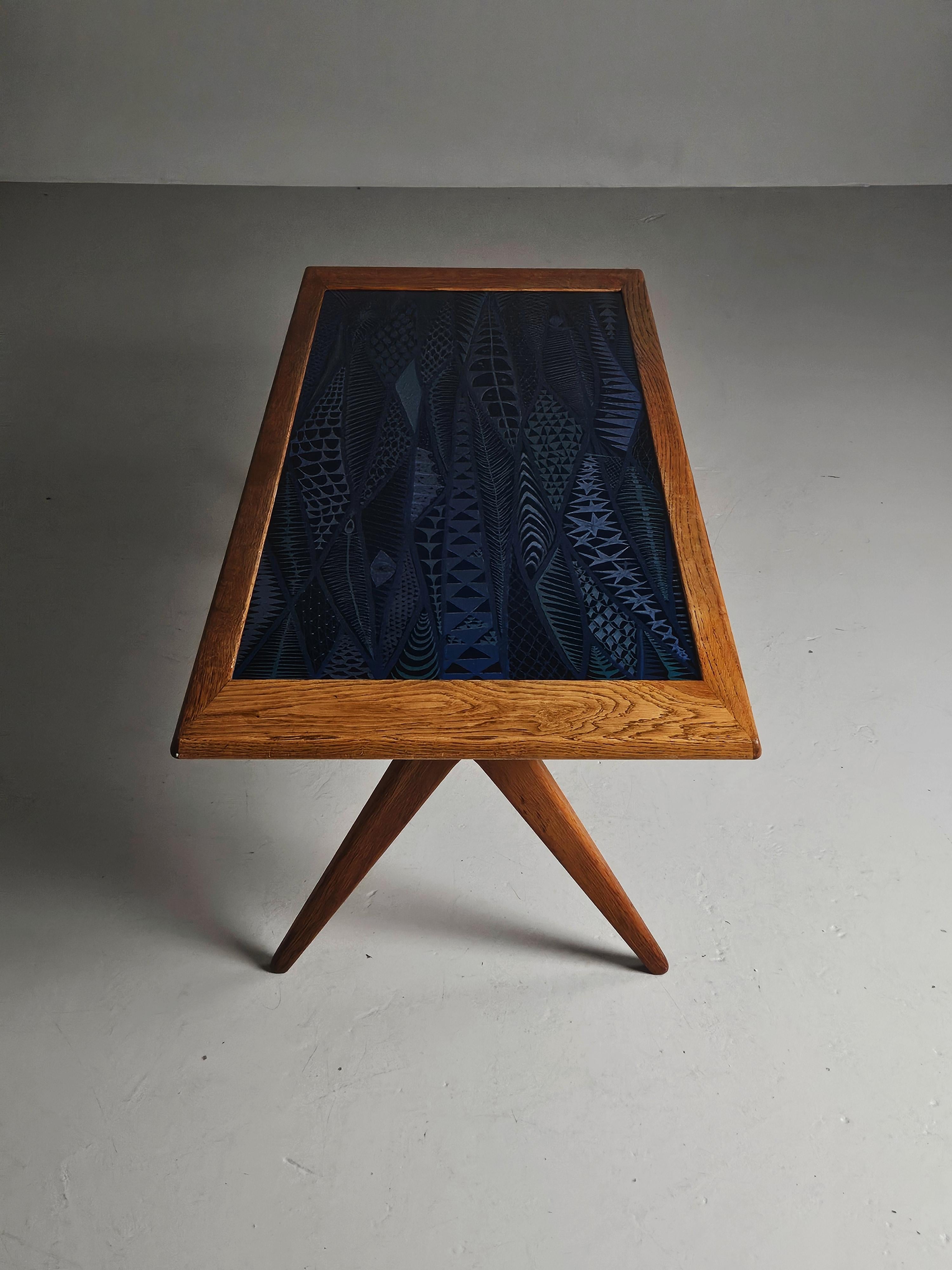 Mesa de roble y esmalte de Stig Lindberg para Nordiska Kompaniet, Suecia, años 50 en Bueno estado para la venta en Eskilstuna, SE