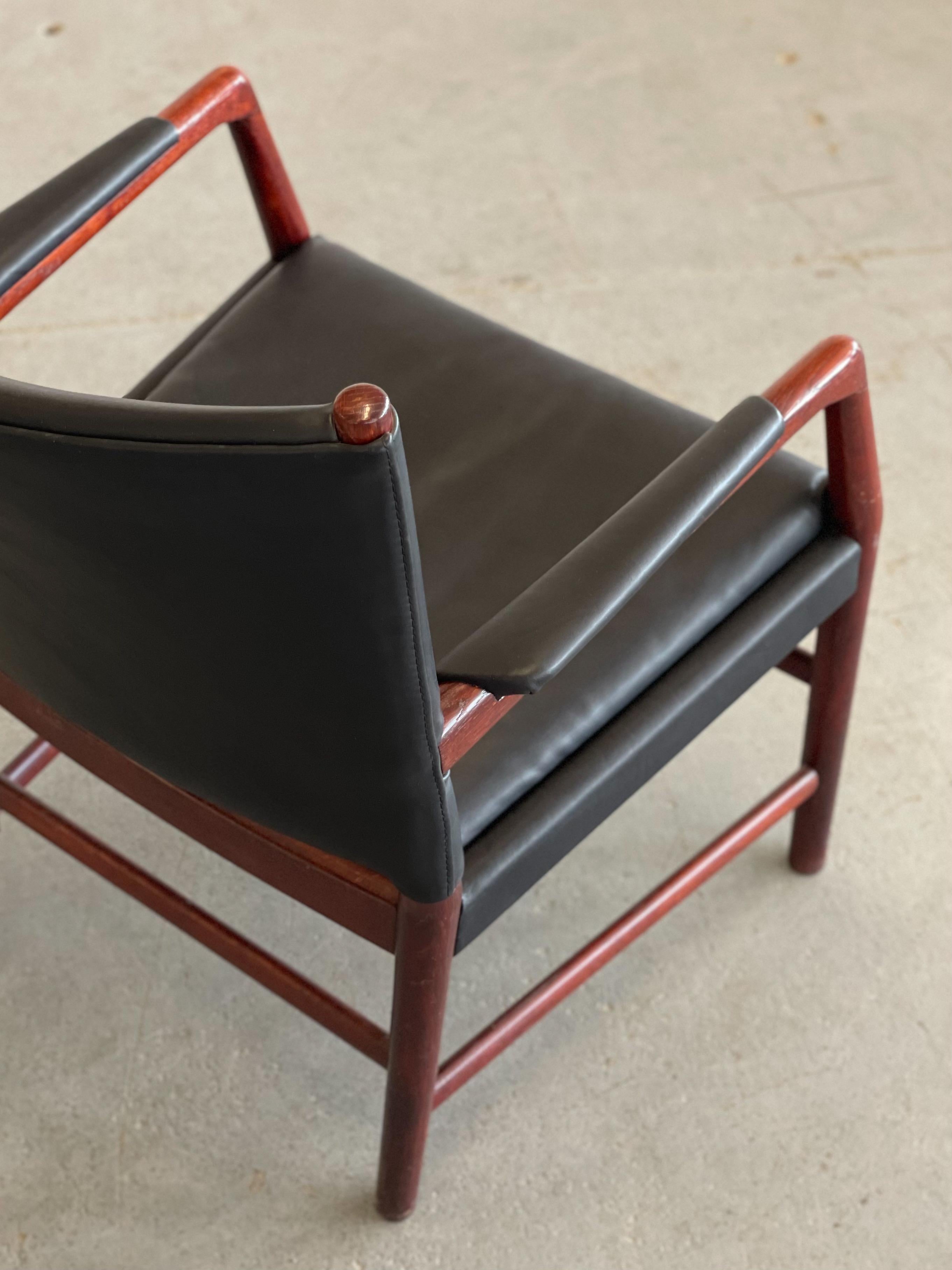 Oak and Leather Aarhus ‘Town Hall’ Chair designed by Hans Wegner for Plan Mobel In Good Condition For Sale In Winnipeg, MB