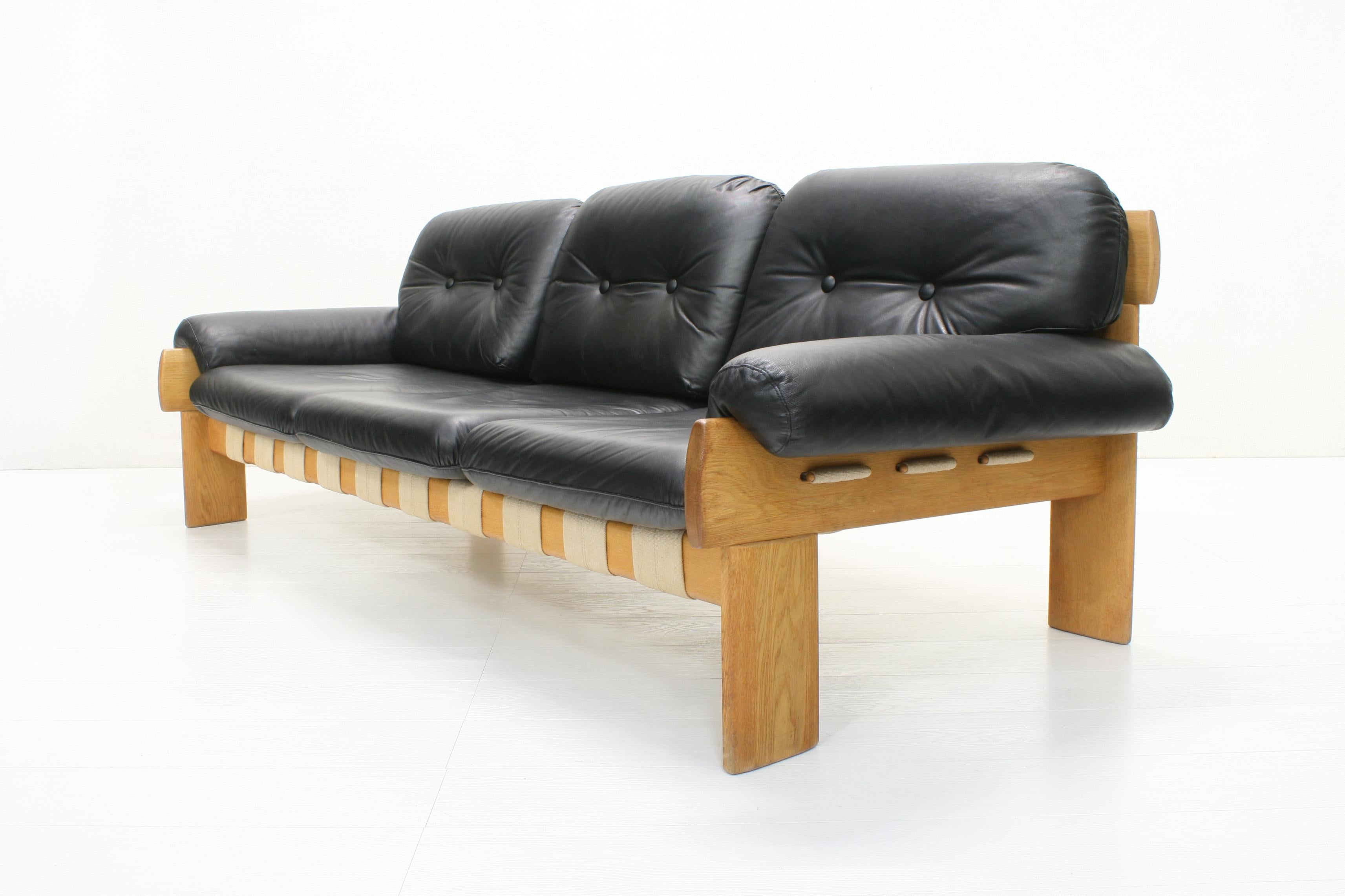 Afrika-Sessel und Sofa aus Eiche und Leder von Esko Pajamies für Asko Oy, 1970er Jahre (20. Jahrhundert) im Angebot