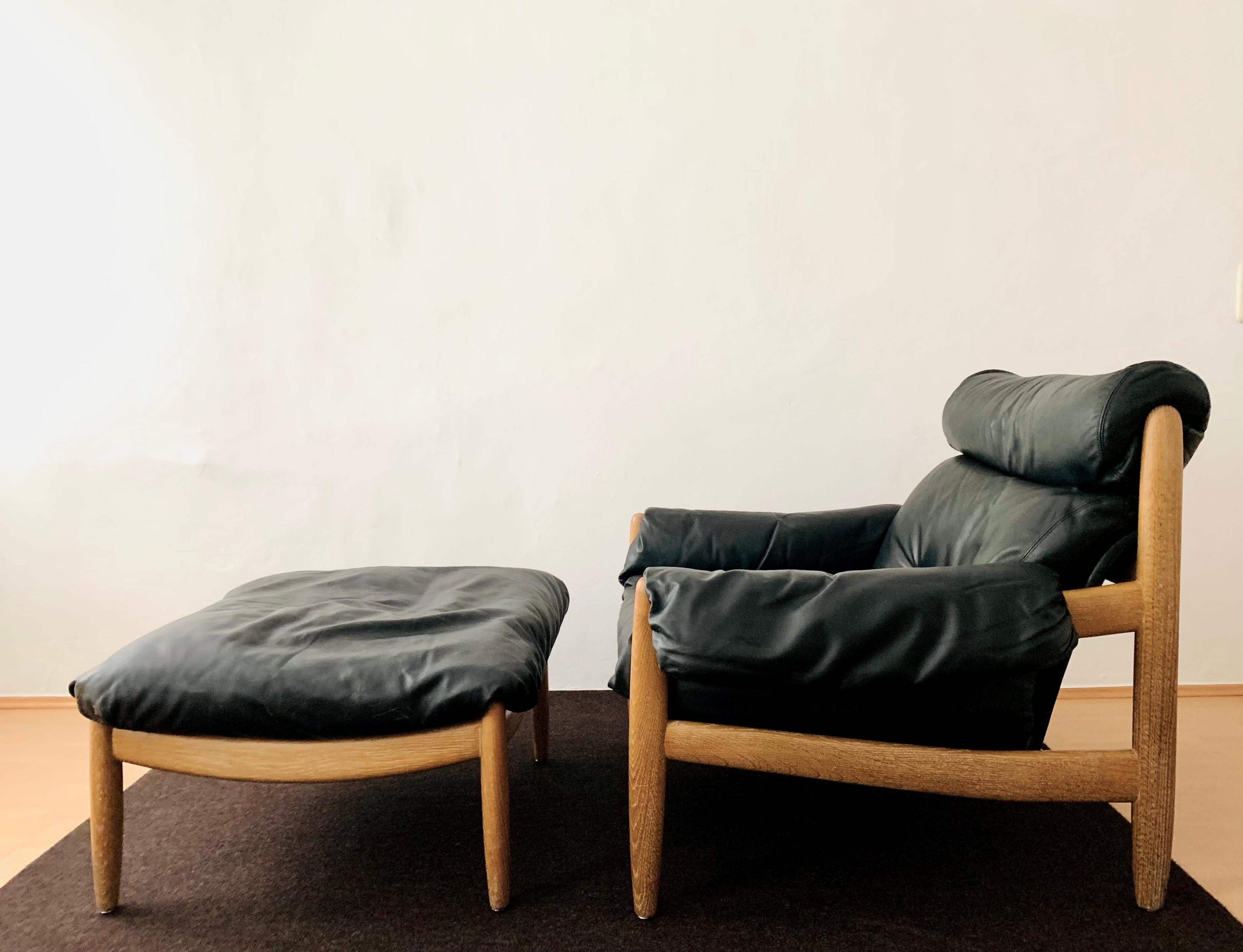Wonderful and very comfortable Danish leather armchair from the 1960s.
Very nice design and high-quality workmanship.
The robust and very soft leather ensures a very comfortable seating experience.
An enrichment for every home.
The oak frame is