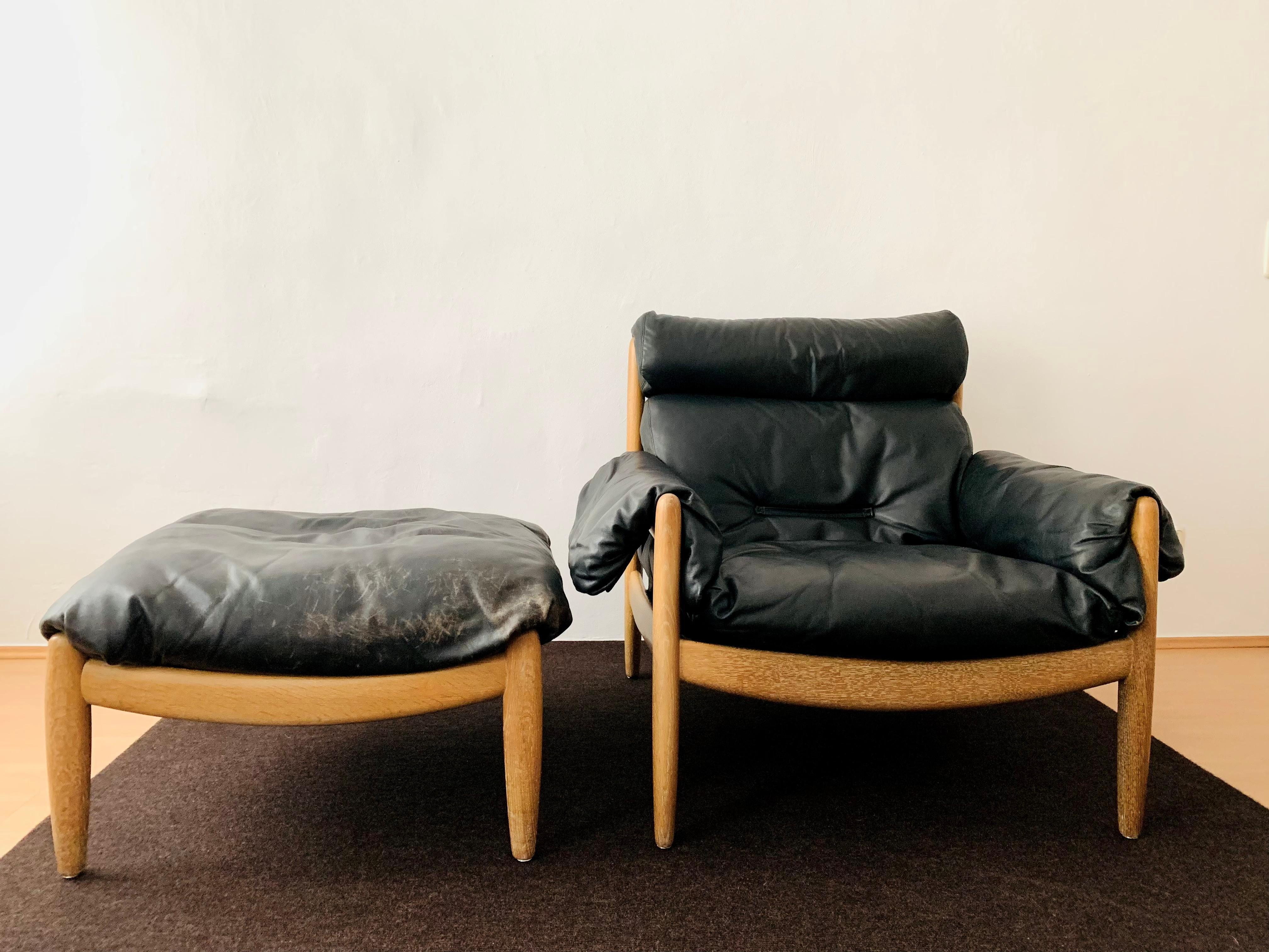 Oak and leather lounge chair with ottoman In Good Condition For Sale In München, DE