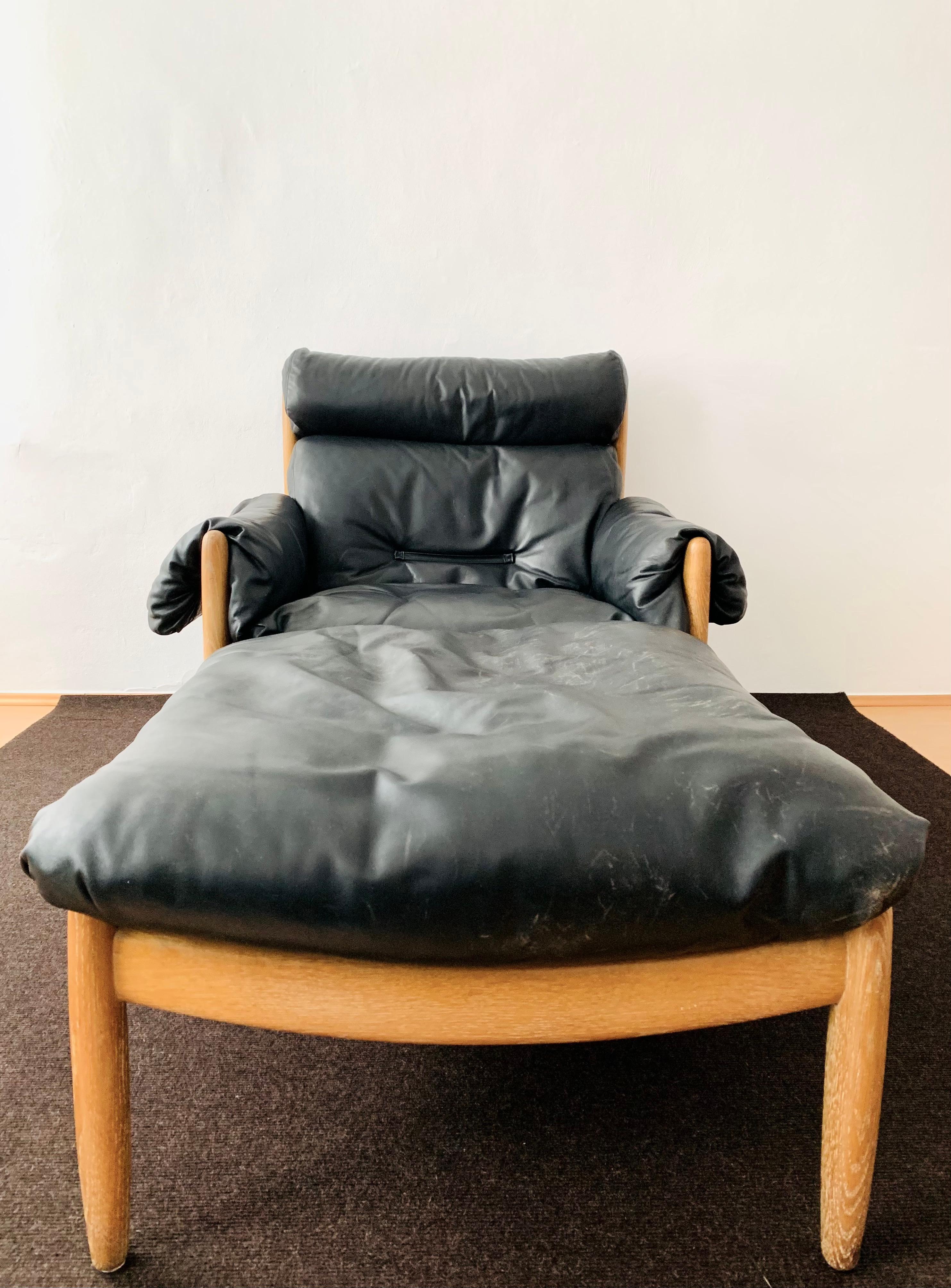 Oak and Leather Lounge Chair with Ottoman In Good Condition For Sale In München, DE