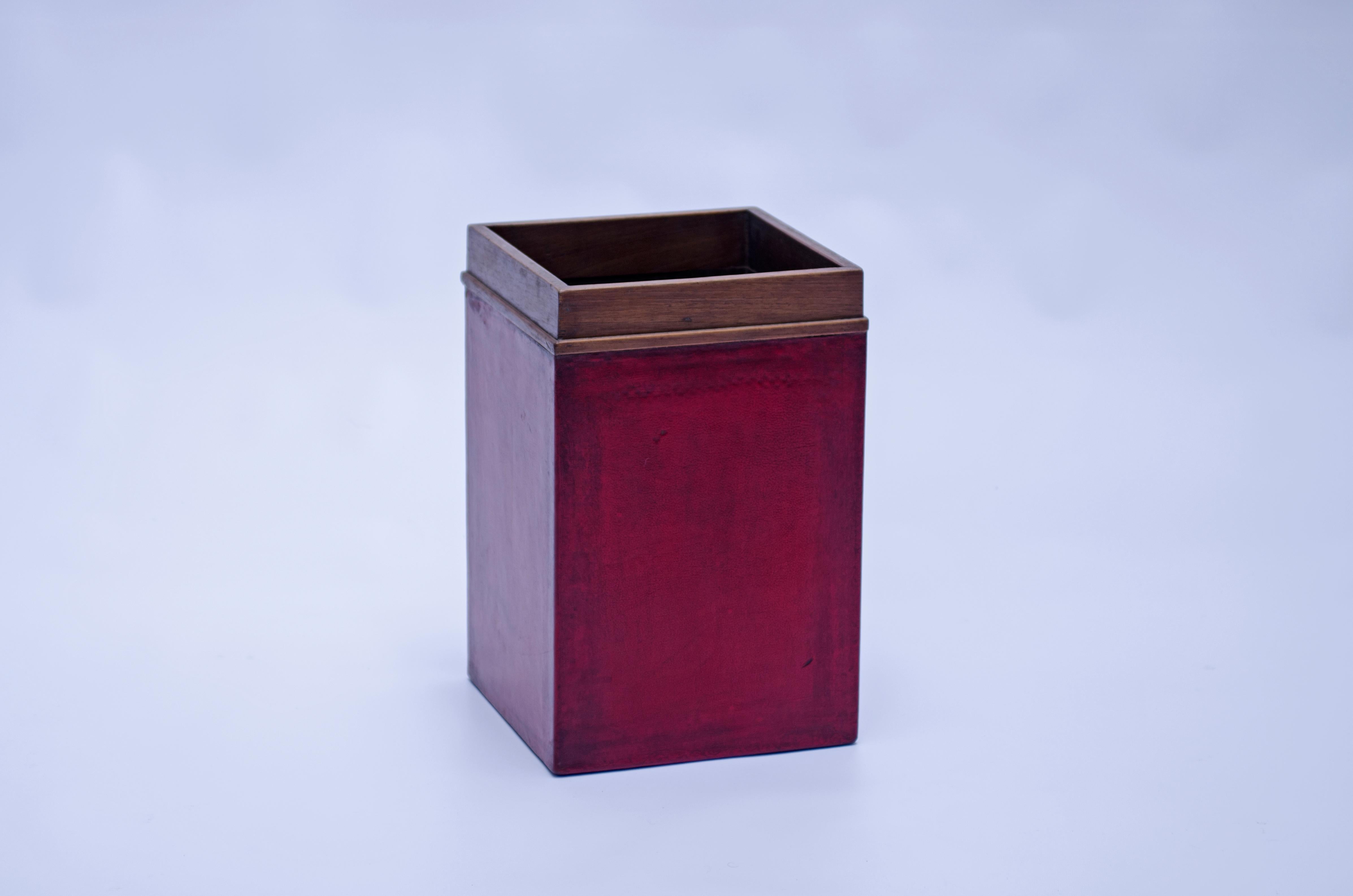 Oak wastebasket, lined with red leather, made by Casa COMTE (1932-1960).

Bibliography Mo Amelia Teitelbaum (2010), “Los Creadores de un Estilo, Minimalismo y Modernismo Clásico 1915 - 1945”. P - 242.

Argentina, CIRCA 1940.