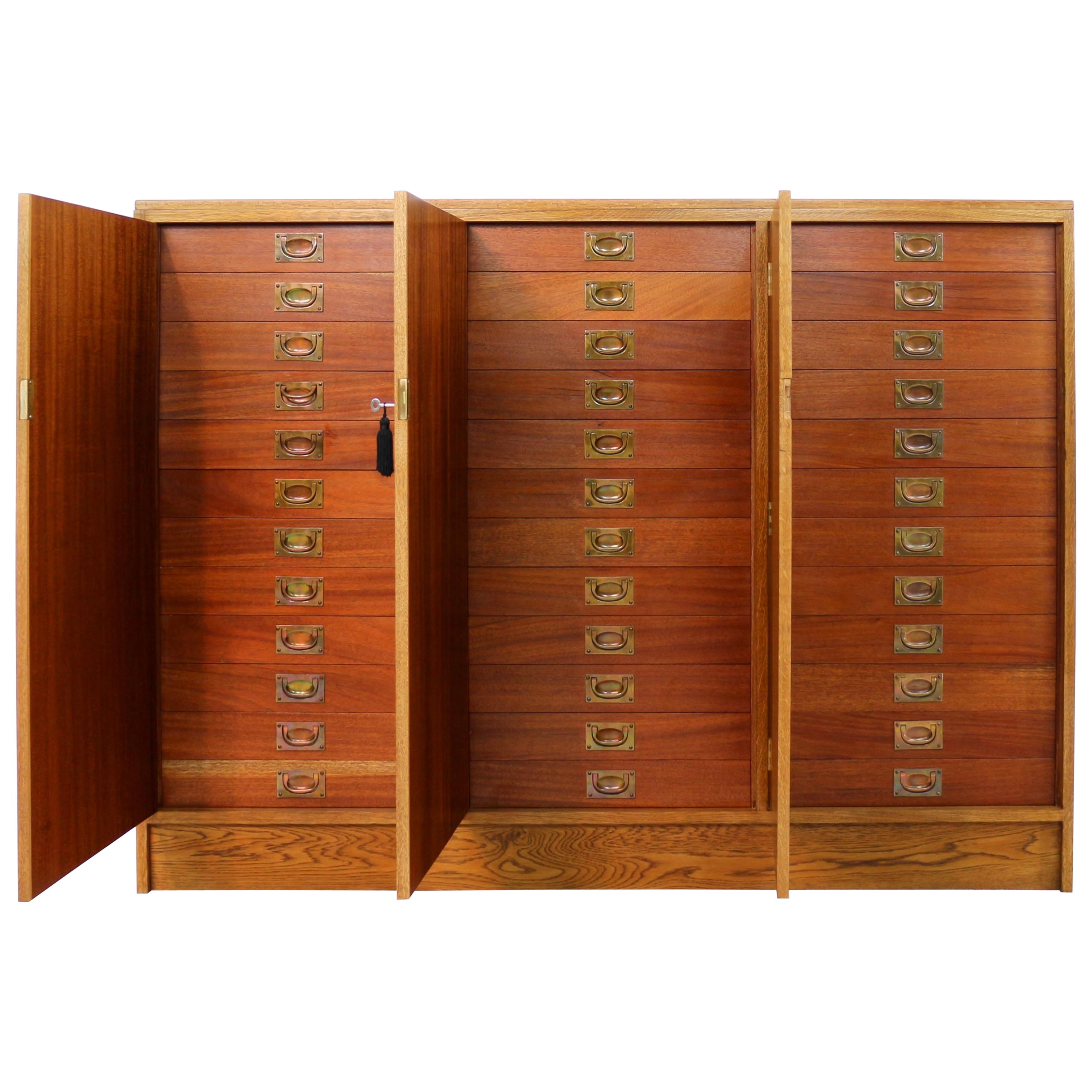 Cabinet de collection de musée en chêne et acajou à 36 tiroirs en vente