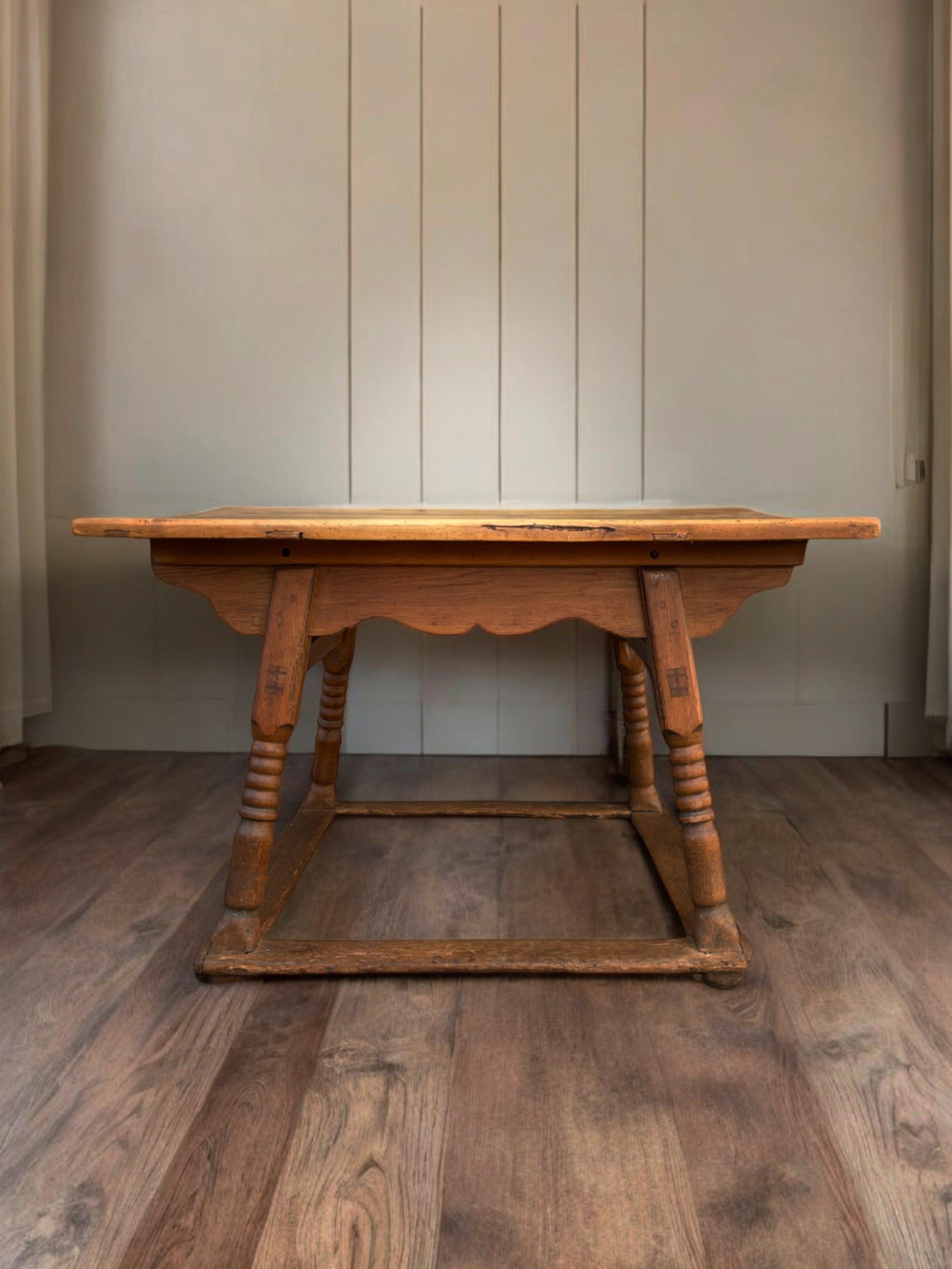 Oak and Maple Dining Table, late 18th century For Sale 4