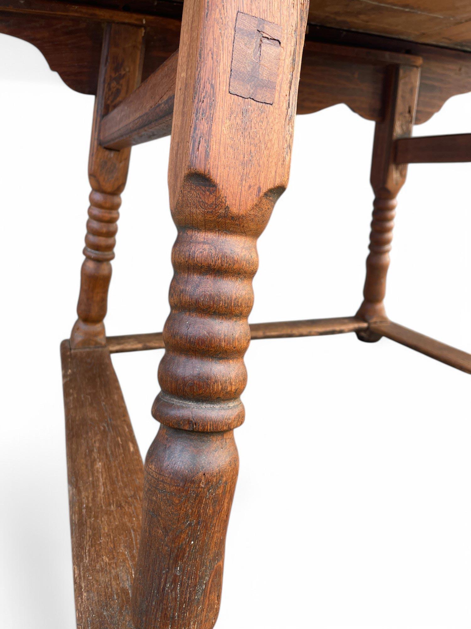 Oak and Maple Dining Table, late 18th century For Sale 8