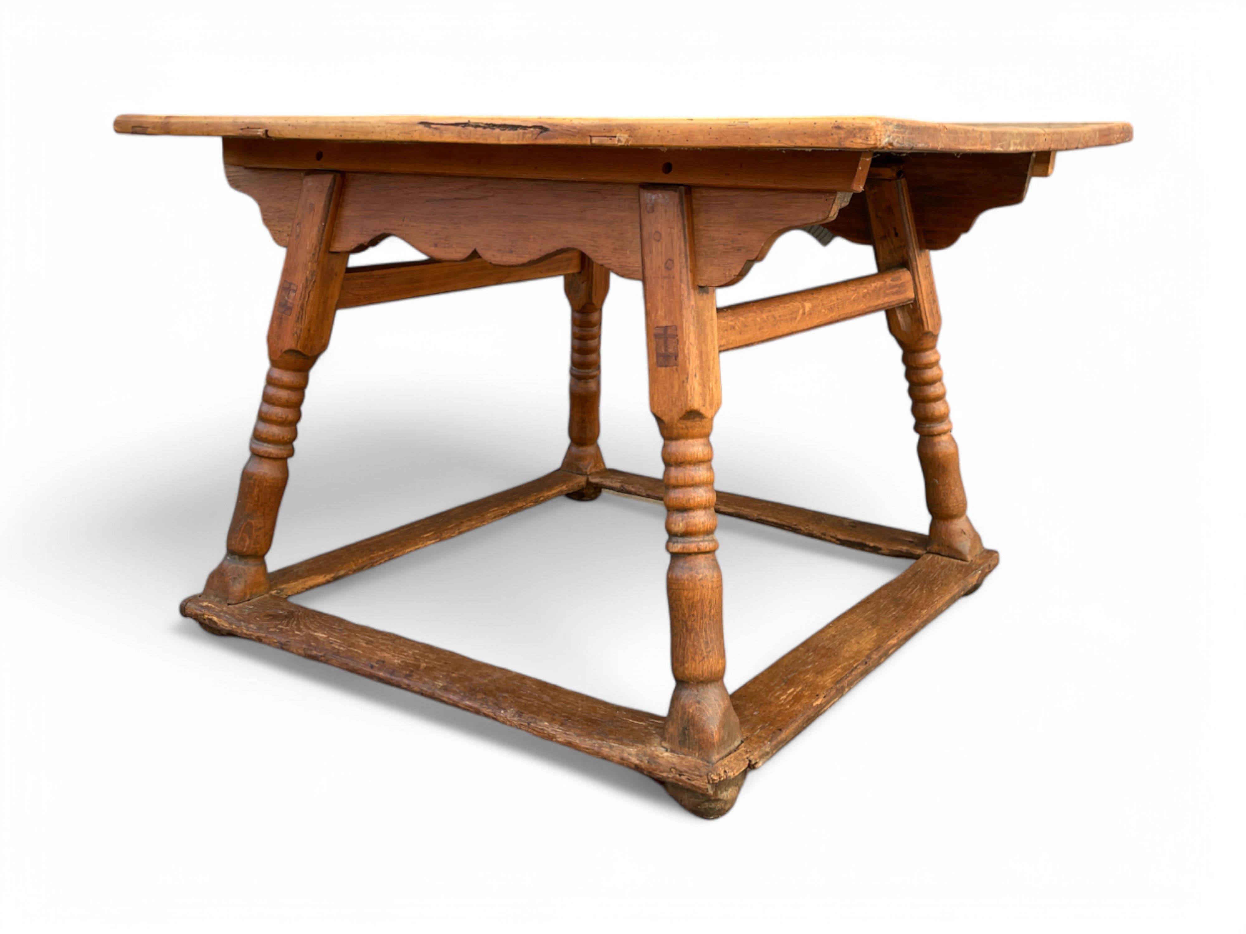 Oak and Maple Dining Table, late 18th century For Sale 12