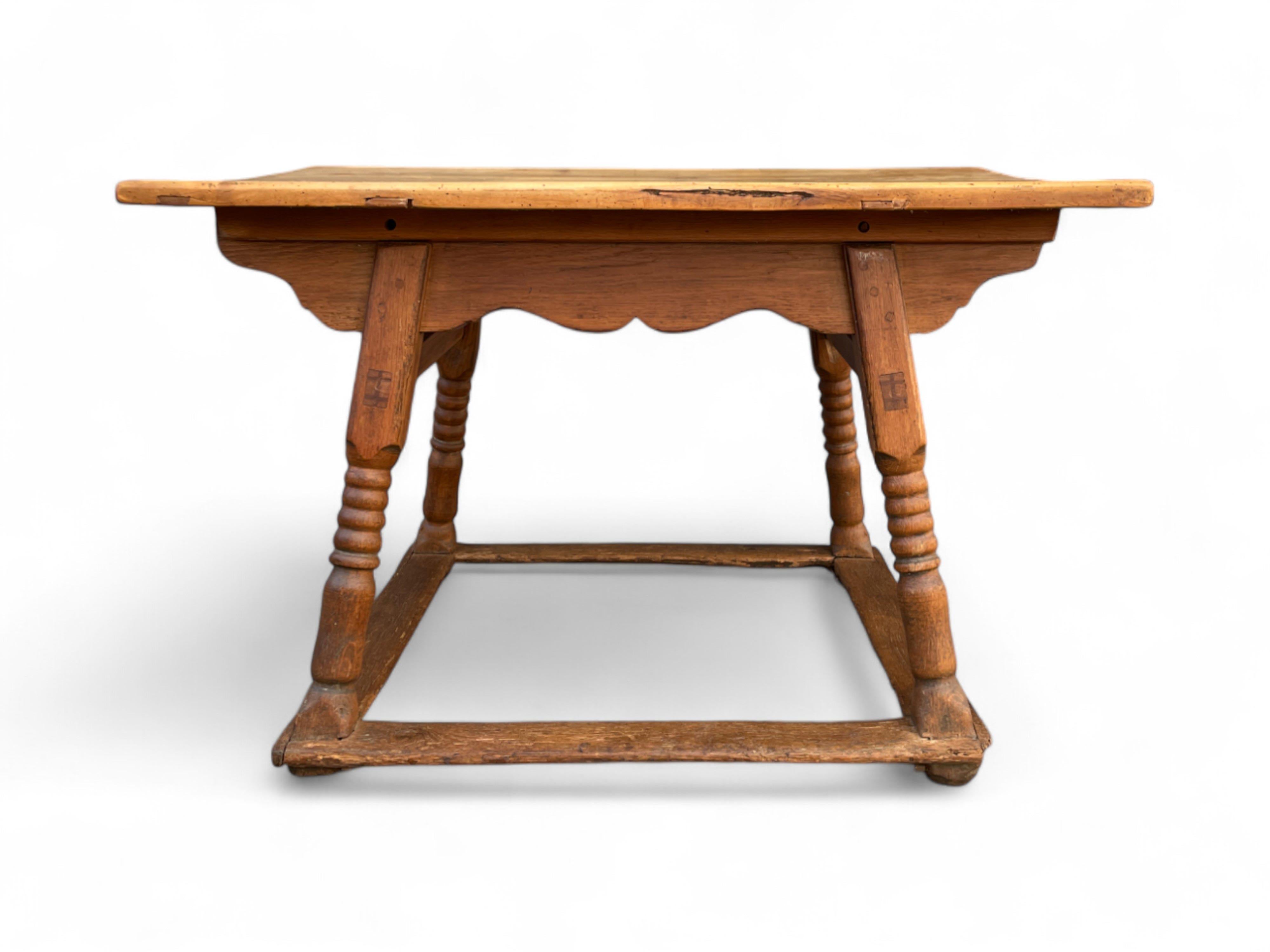 Antique oak and maple table

Measurements: H. 78 cm - Top 97 cm x 122 cm
Period: Late 18th century
Origin: Tyrol
Wood: Oak - Maple

Description:
Beautiful Tyrolean table, with maple top and oak legs.
The side bands are softly shaped, while the legs,