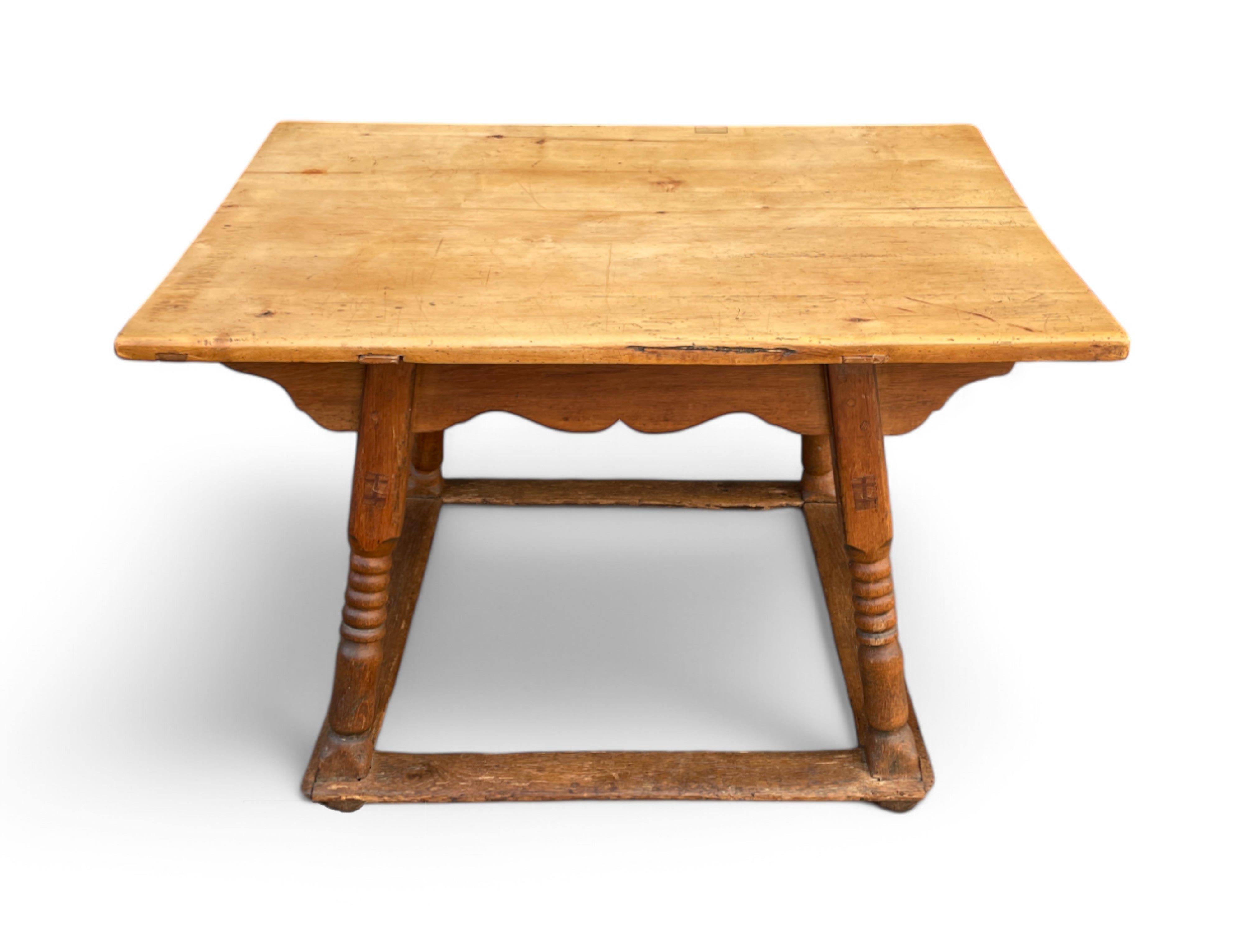 Other Oak and Maple Dining Table, late 18th century For Sale