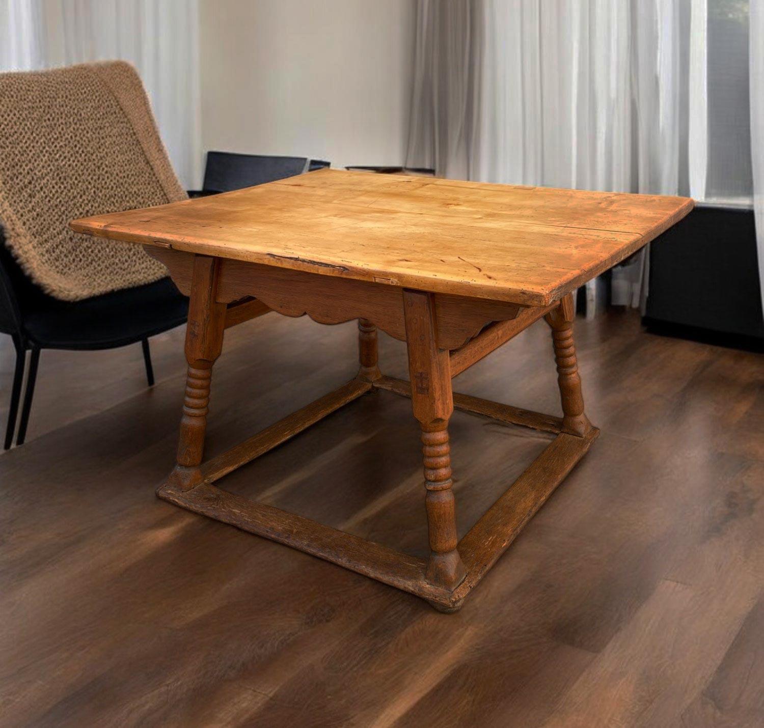 Italian Oak and Maple Dining Table, late 18th century For Sale
