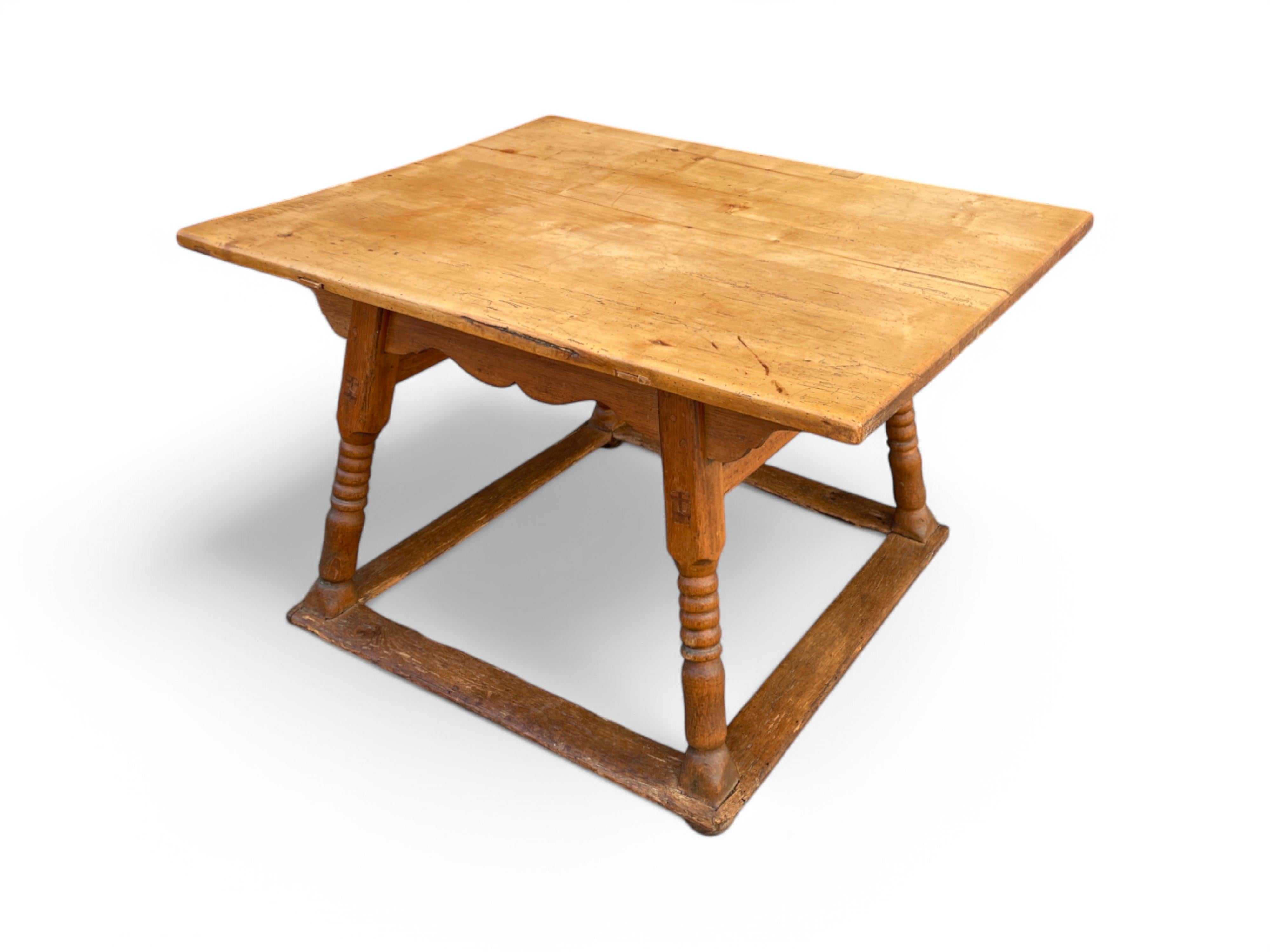 Oak and Maple Dining Table, late 18th century In Good Condition For Sale In Vo', Veneto
