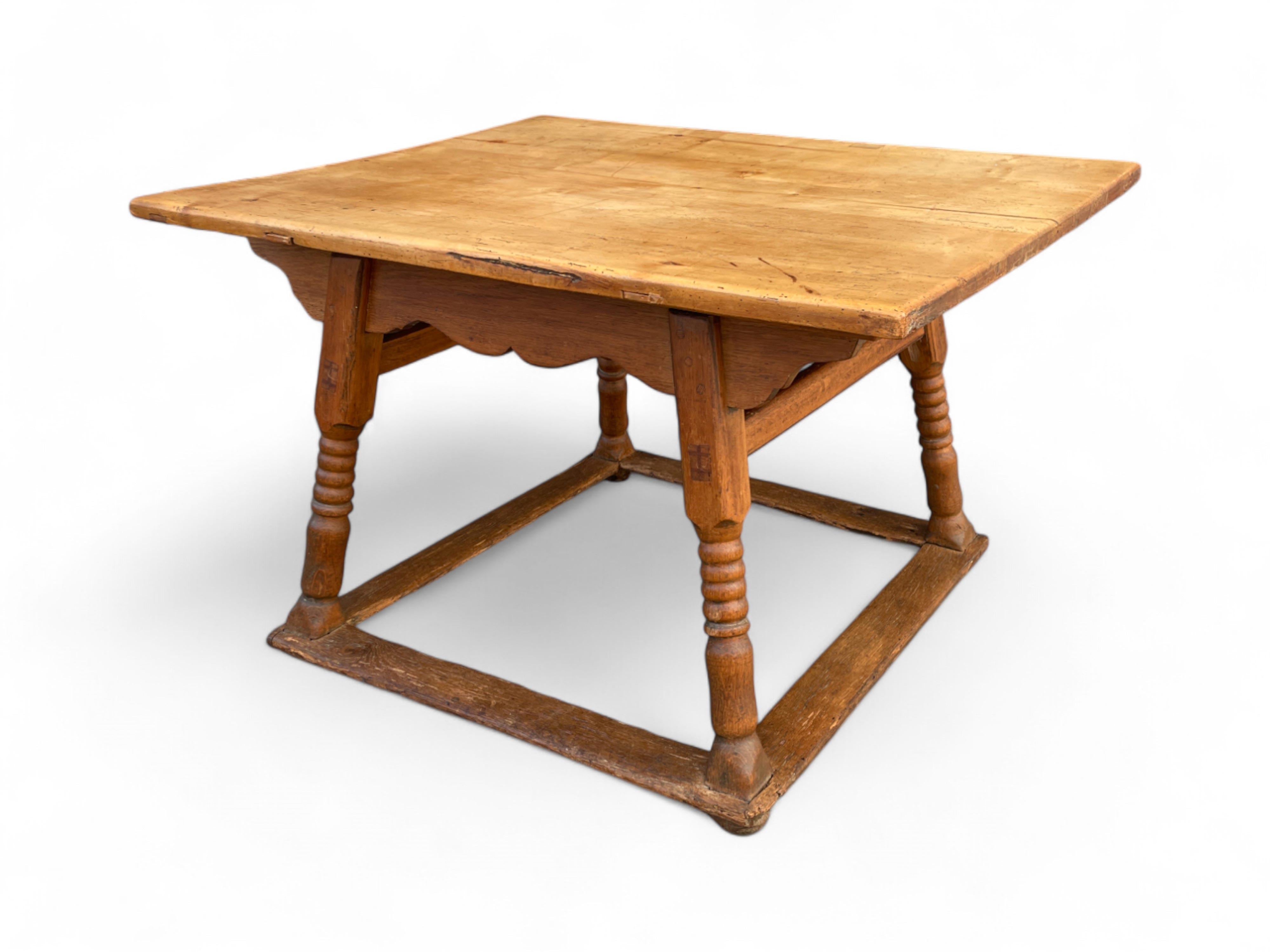 Oak and Maple Dining Table, late 18th century For Sale 1