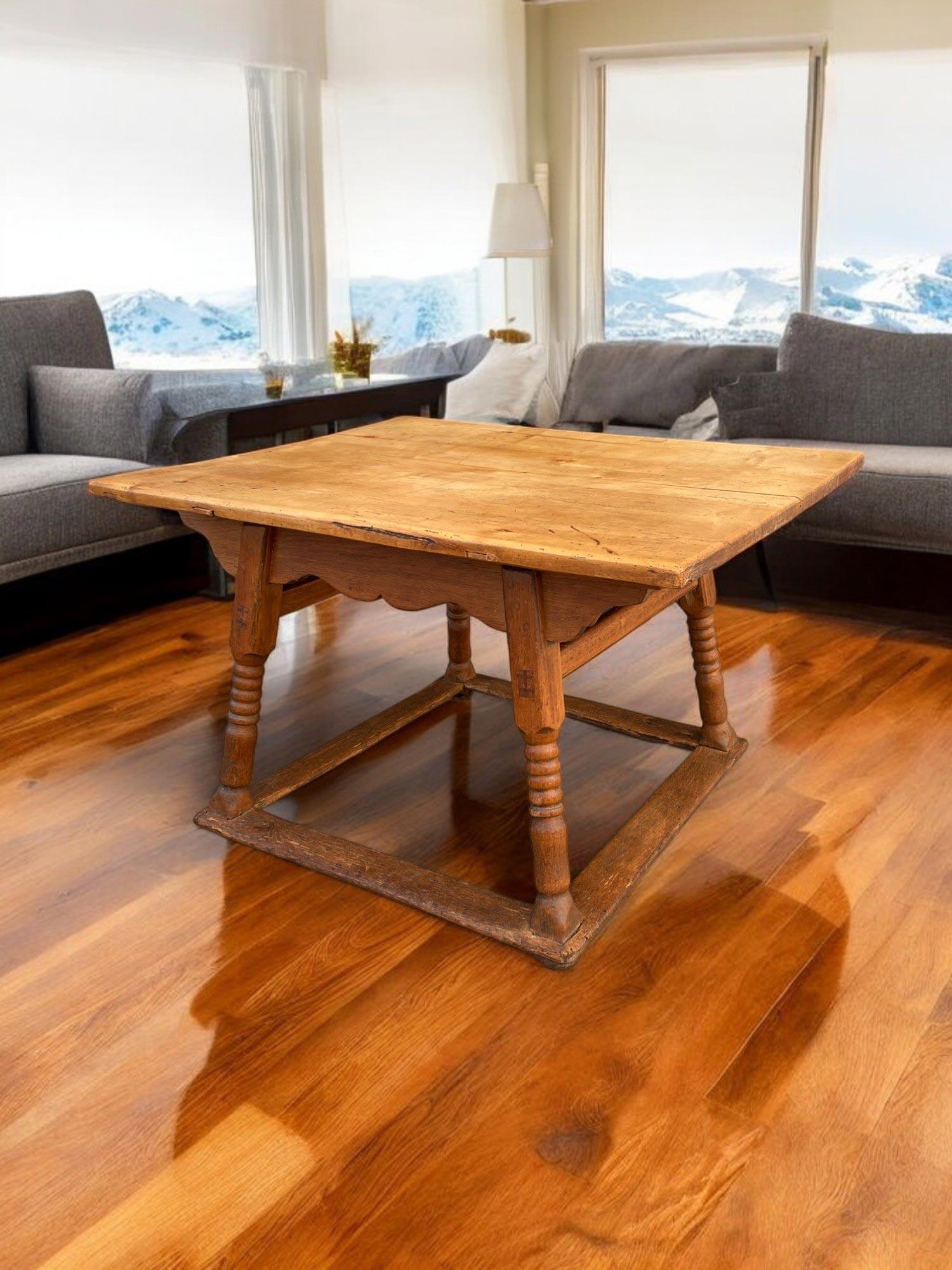 Oak and Maple Dining Table, late 18th century For Sale 2