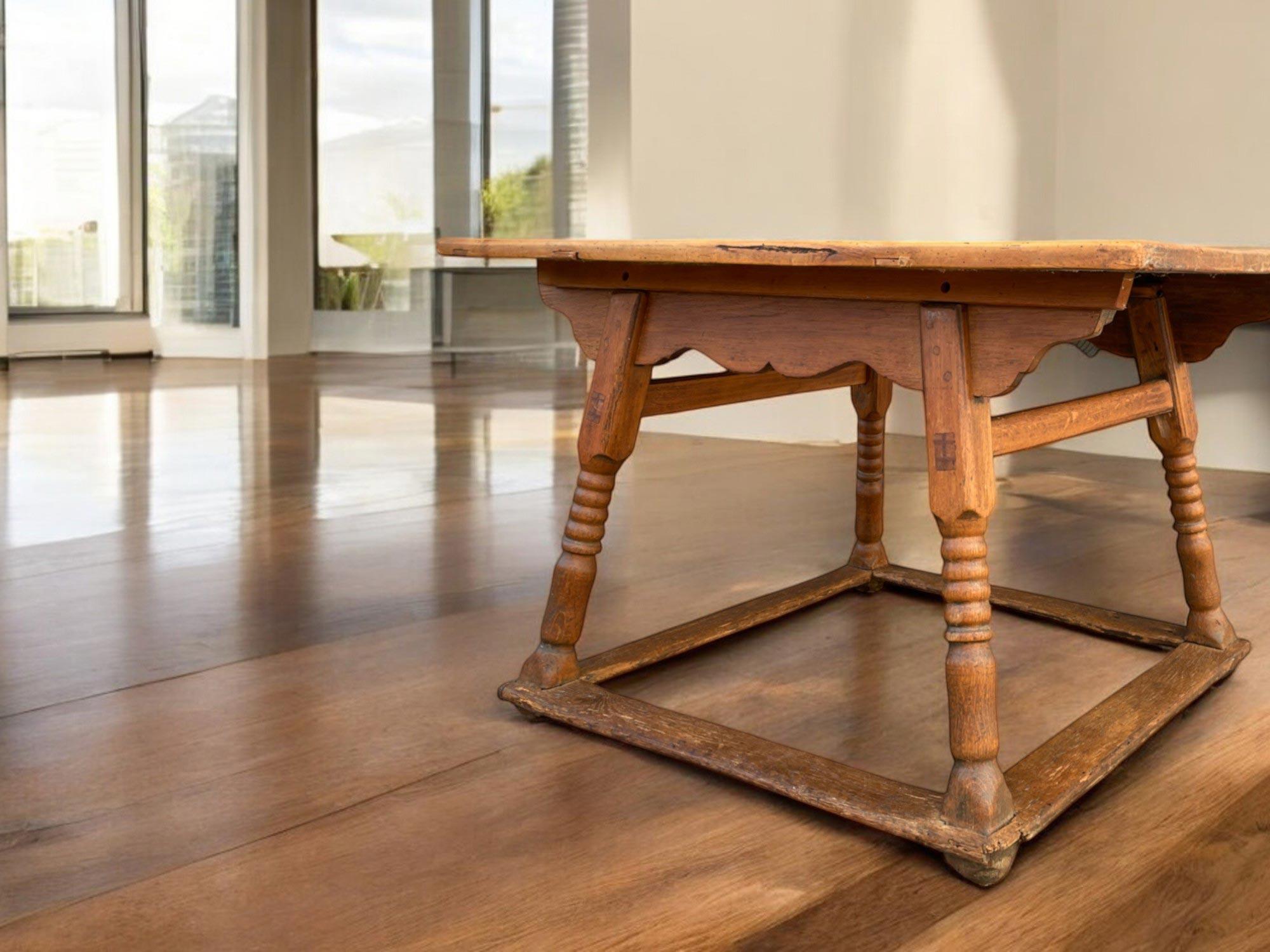 Oak and Maple Dining Table, late 18th century For Sale 3