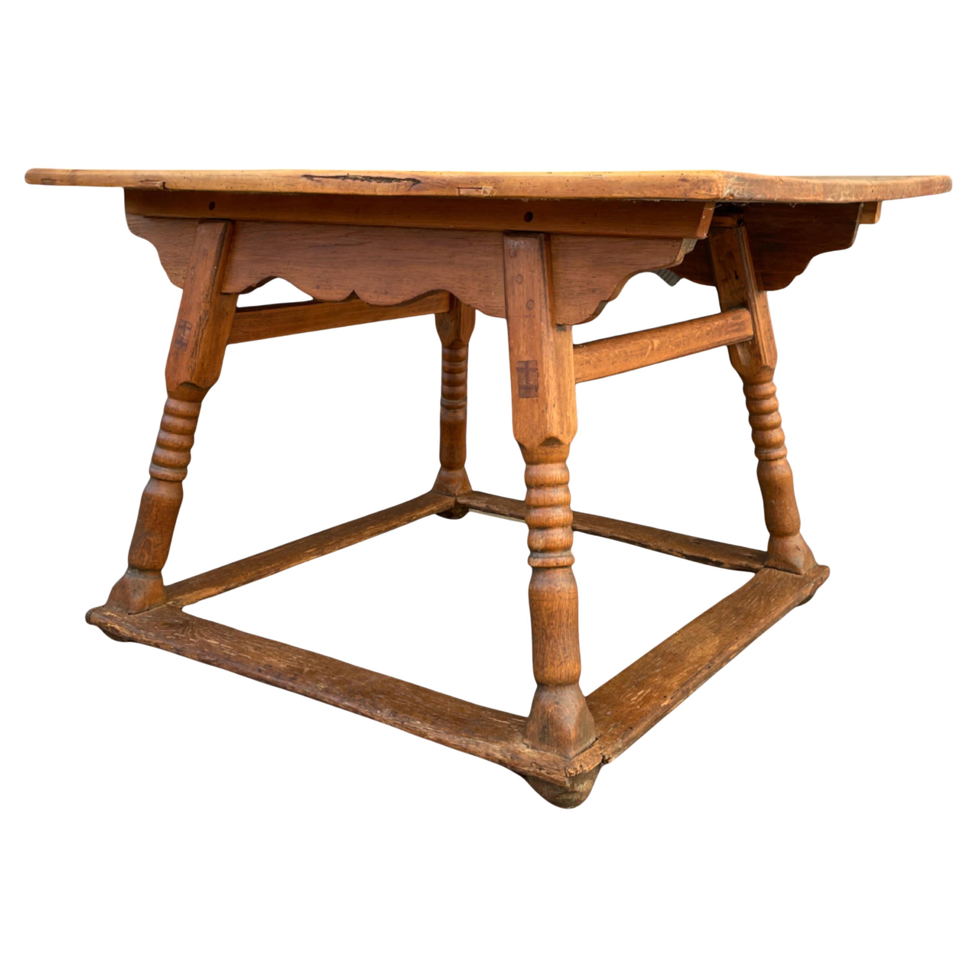 Table de salle à manger en chêne et érable, fin du XVIIIe siècle