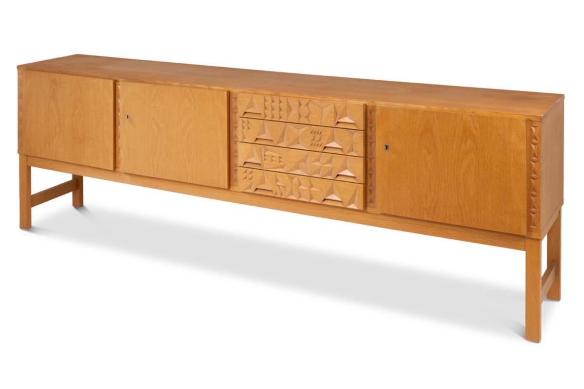 Credenza impiallacciata in Oak e rovere che si apre sul davanti con 3 ante e 4 cassetti in legno intagliato. Scaffali interni. Chiave.

Opera svedese degli anni '60/'70.

Dimensioni: H. H. 80,5 x L. 225 x P. 45 cm

Riferimento: LS65231208Z
