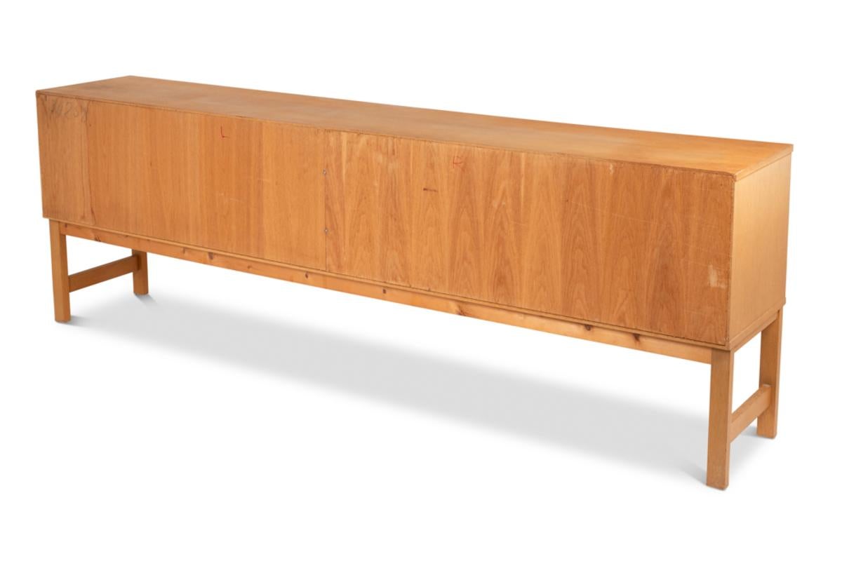 Svizzero Credenza impiallacciata in Oak e rovere con apertura a 3 ante e 4 cassetti in vendita
