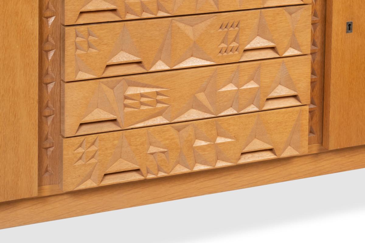 Metà XX secolo Credenza impiallacciata in Oak e rovere con apertura a 3 ante e 4 cassetti in vendita