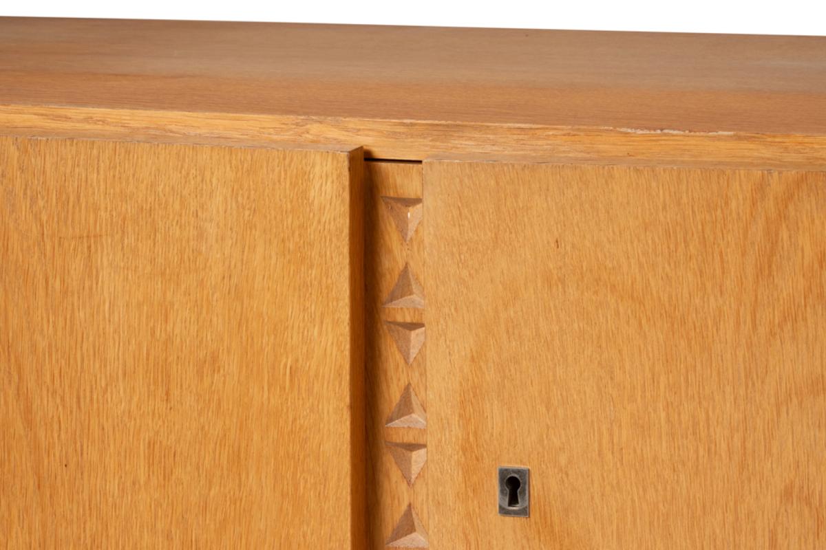 Credenza impiallacciata in Oak e rovere con apertura a 3 ante e 4 cassetti in vendita 1