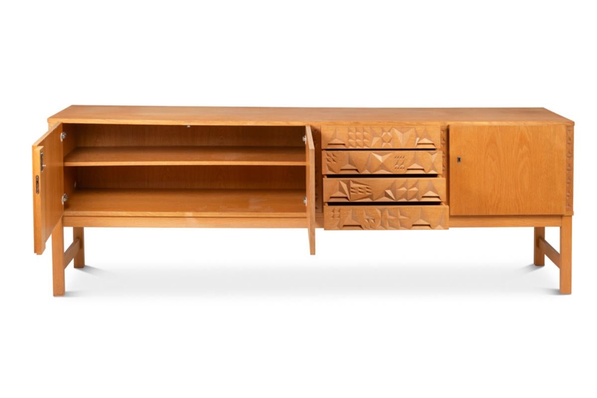 Credenza impiallacciata in Oak e rovere con apertura a 3 ante e 4 cassetti in vendita 2