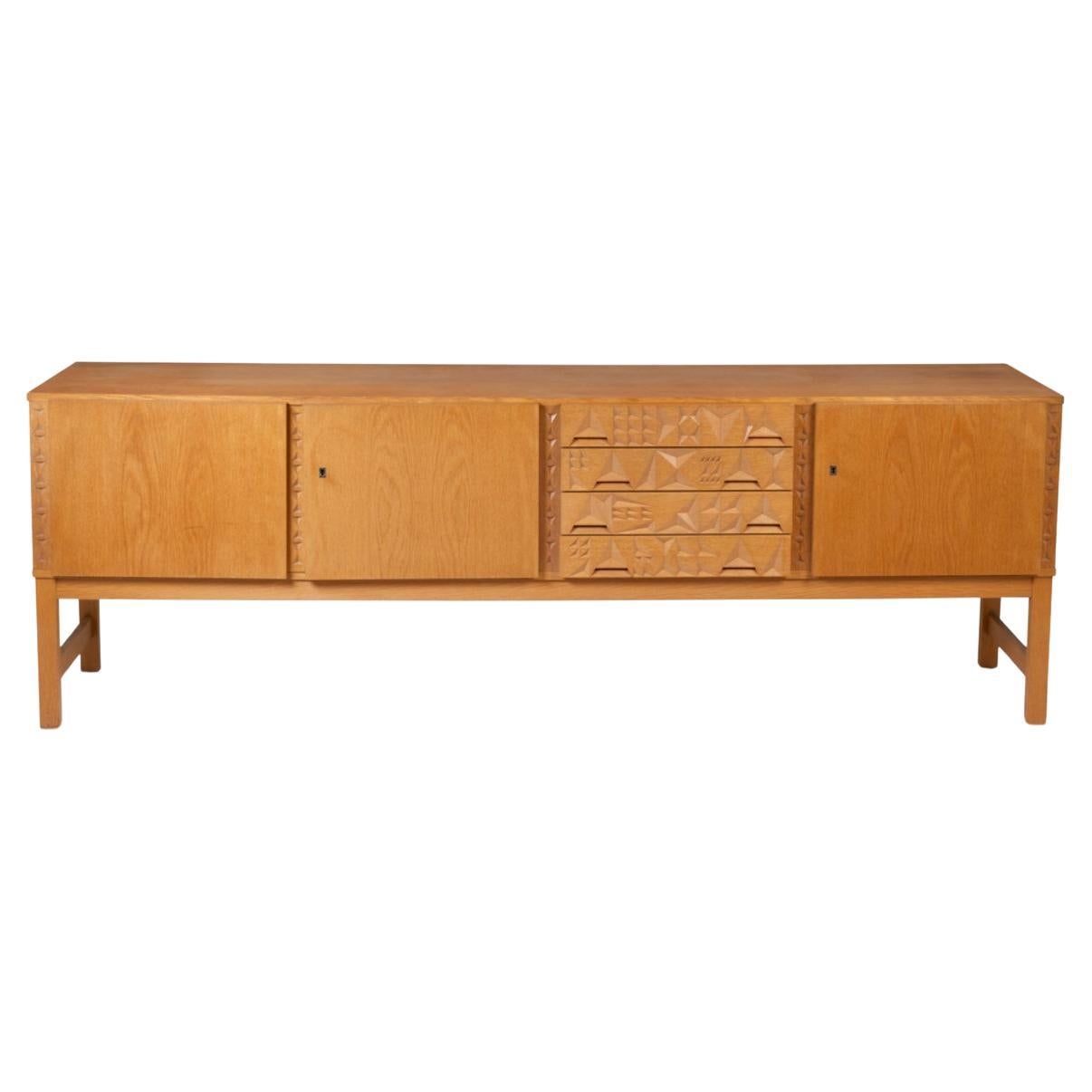 Credenza impiallacciata in Oak e rovere con apertura a 3 ante e 4 cassetti in vendita