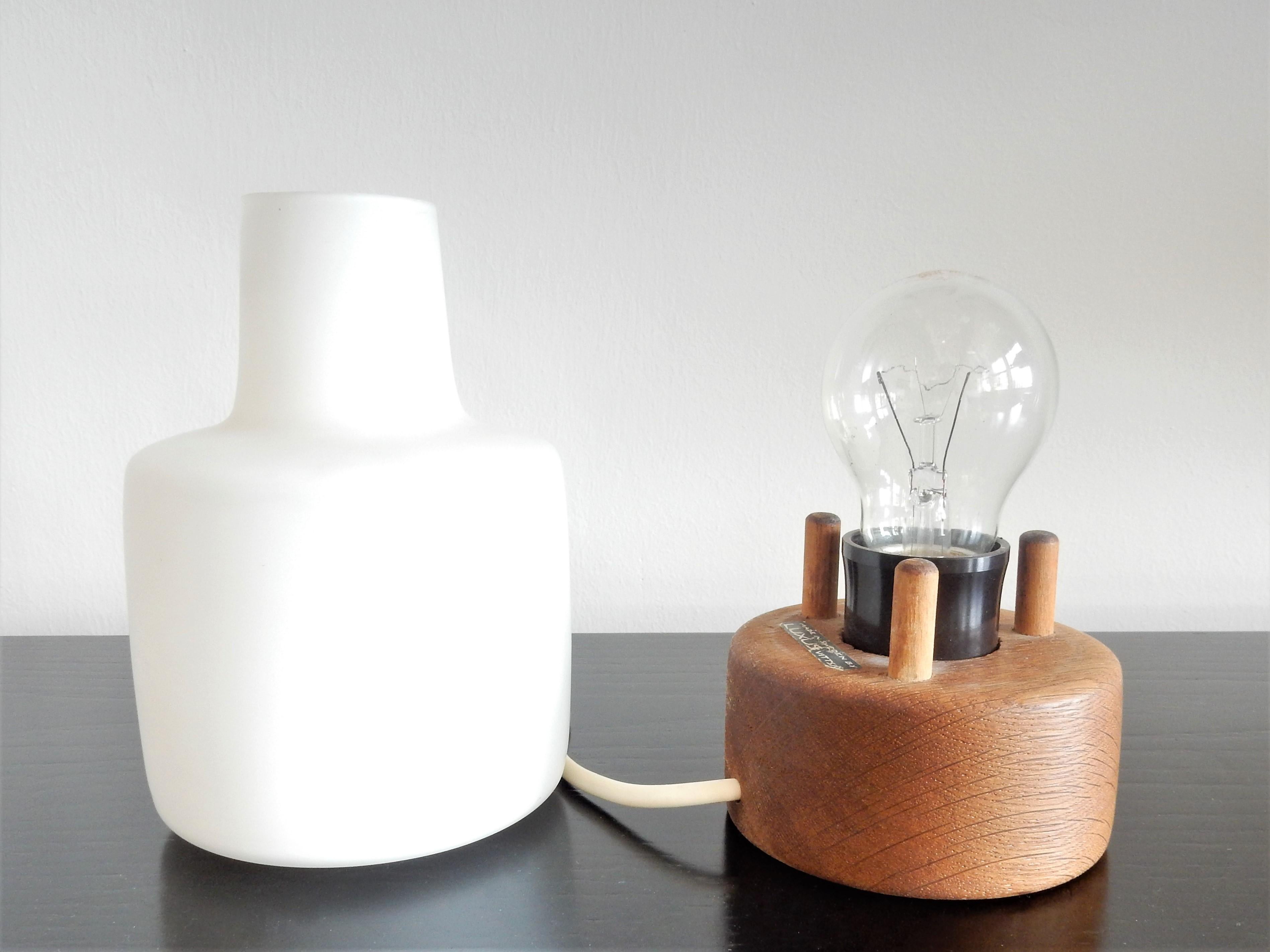 Mid-Century Modern Lampe de bureau en chêne et verre opalin par Uno et sten Kristiansson pour Luxus, Suède en vente