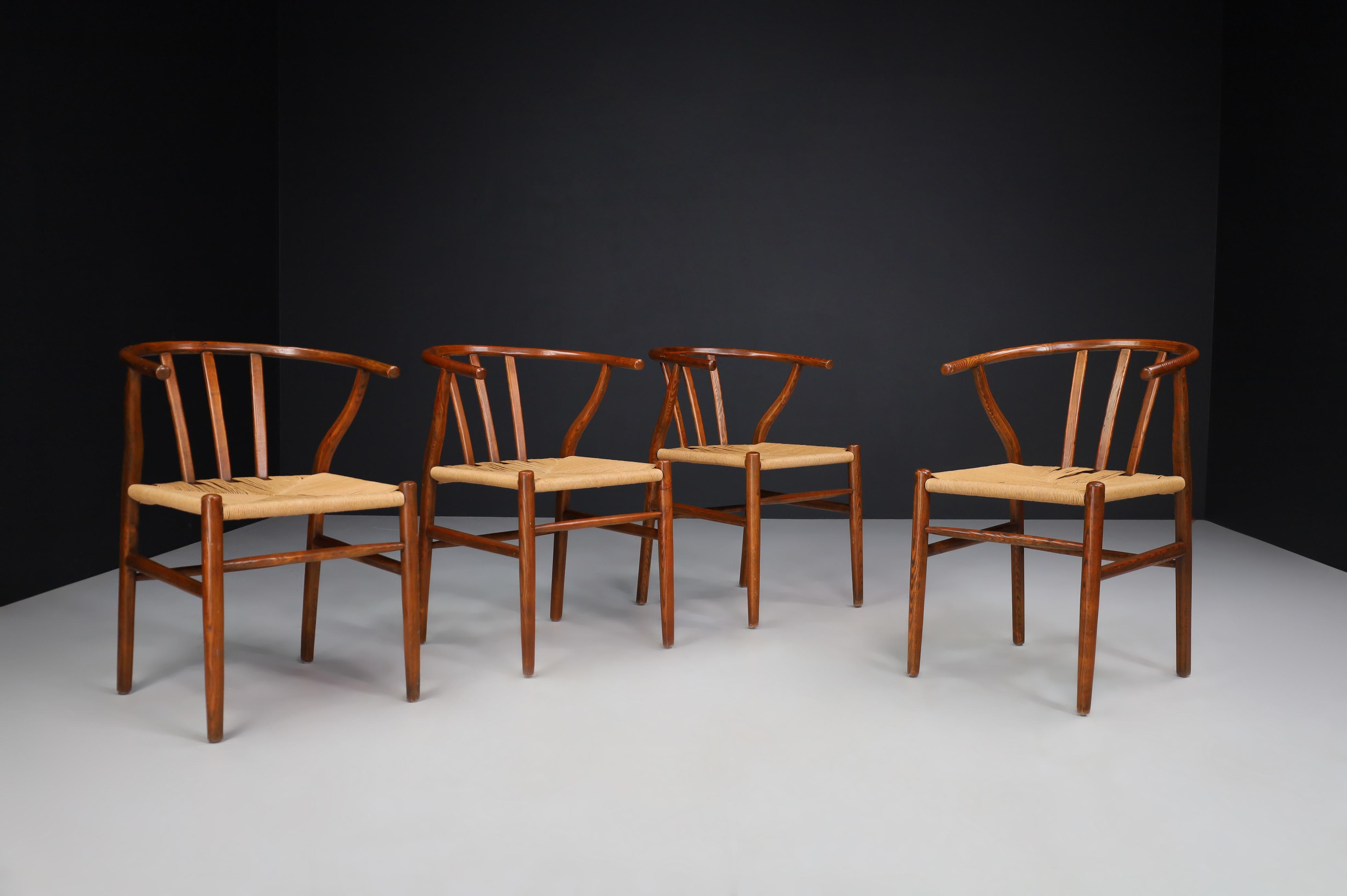 Fauteuils ou chaises à manger en chêne et corde à papier, Danemark Années 1960.

Ces chaises sont fabriquées en chêne massif et les sièges sont en cordon de papier tissé à la main. Les chaises sont en bon état vintage et peuvent être utilisées comme