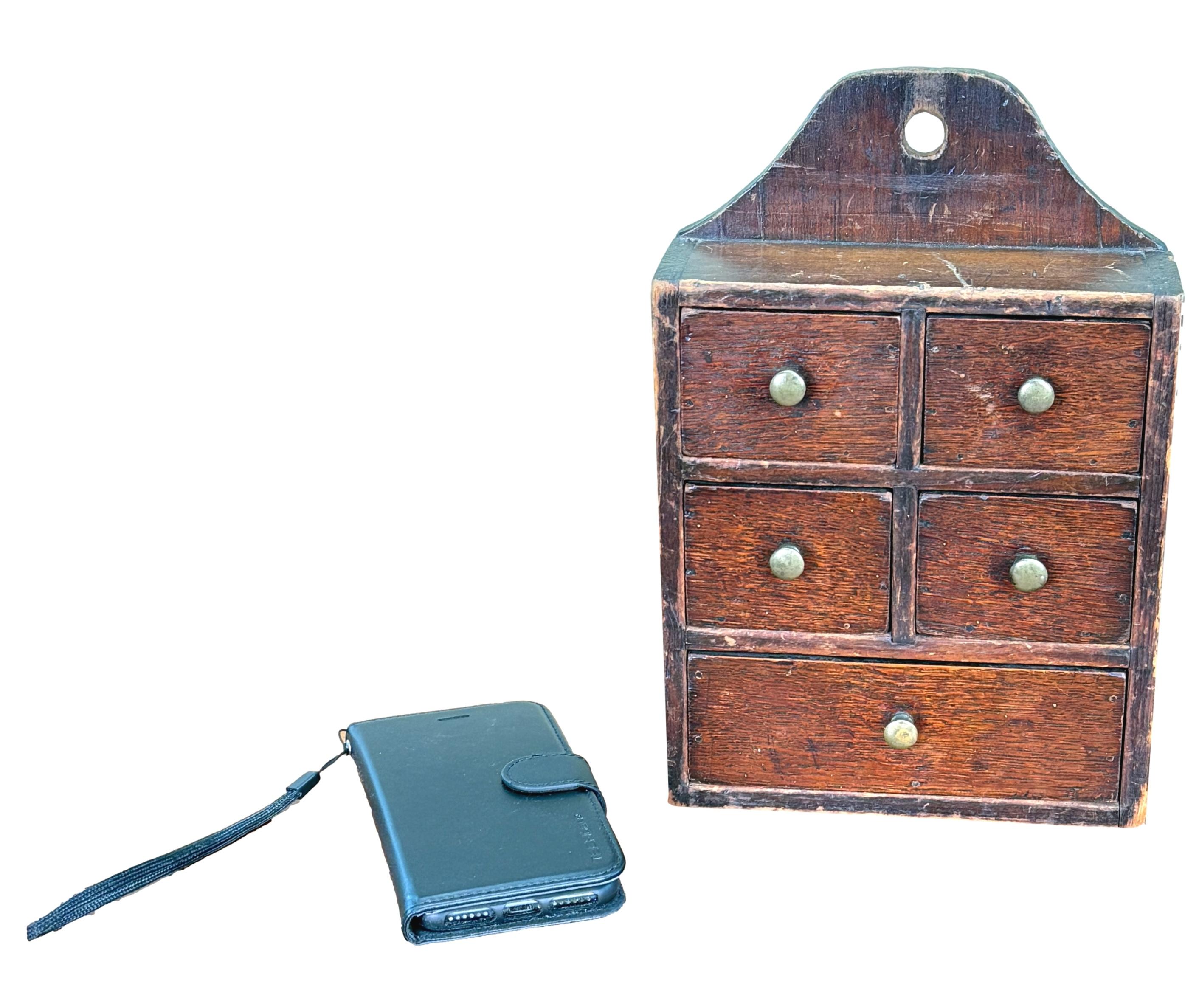 Georgien Boîte à épices murale en chêne et pin du 19e siècle en vente