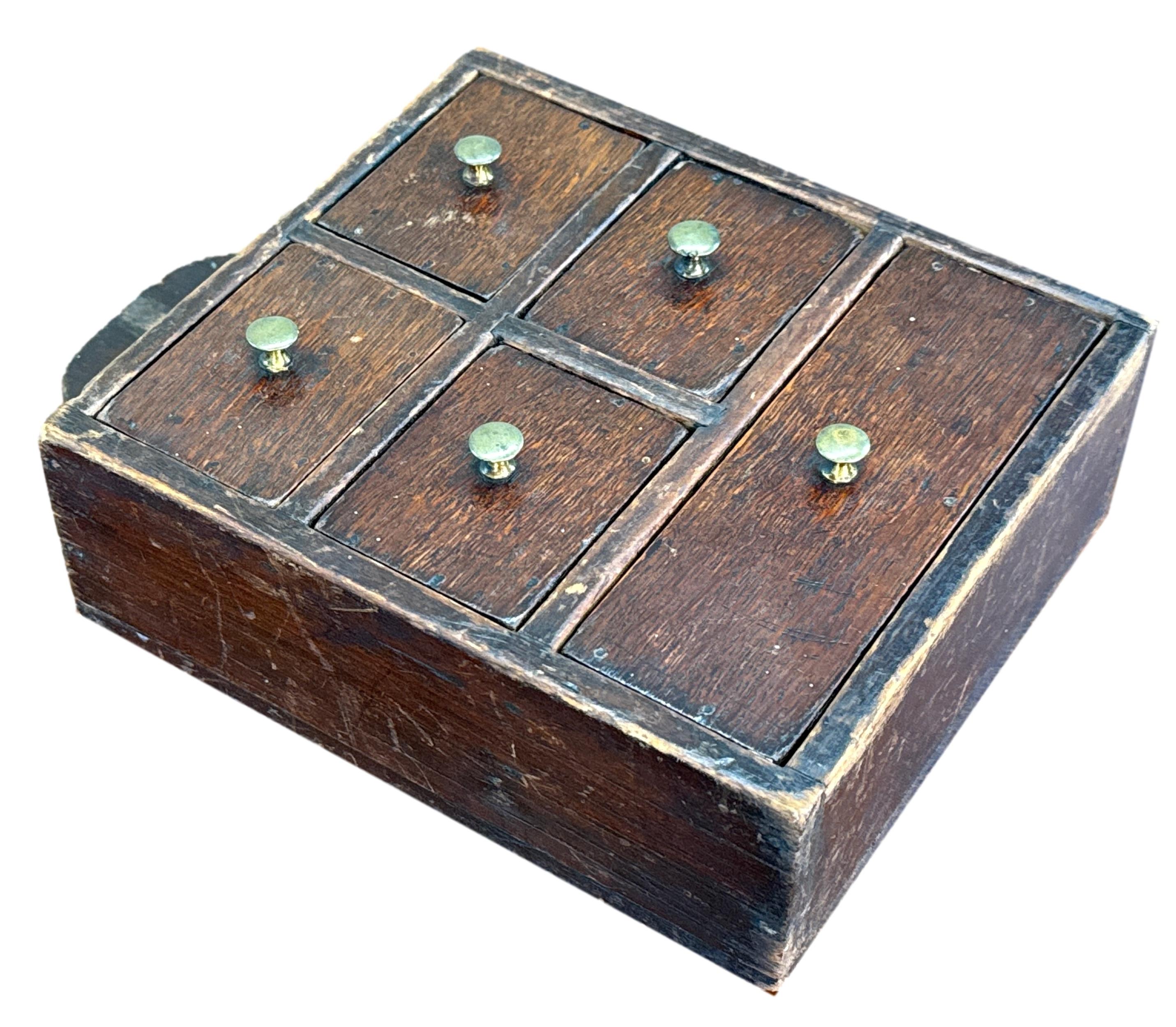 XIXe siècle Boîte à épices murale en chêne et pin du 19e siècle en vente