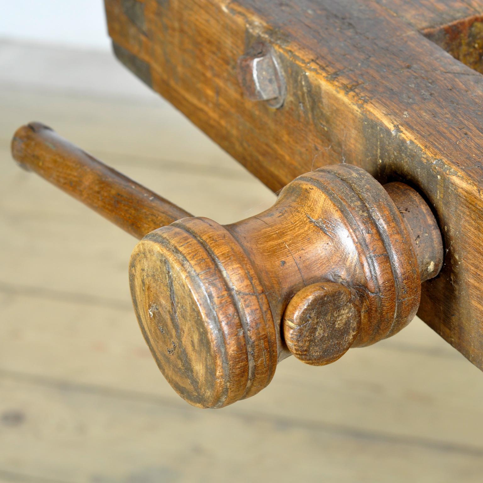 Oak and pine Carpenter’s Workbench, circa 1900 For Sale 2