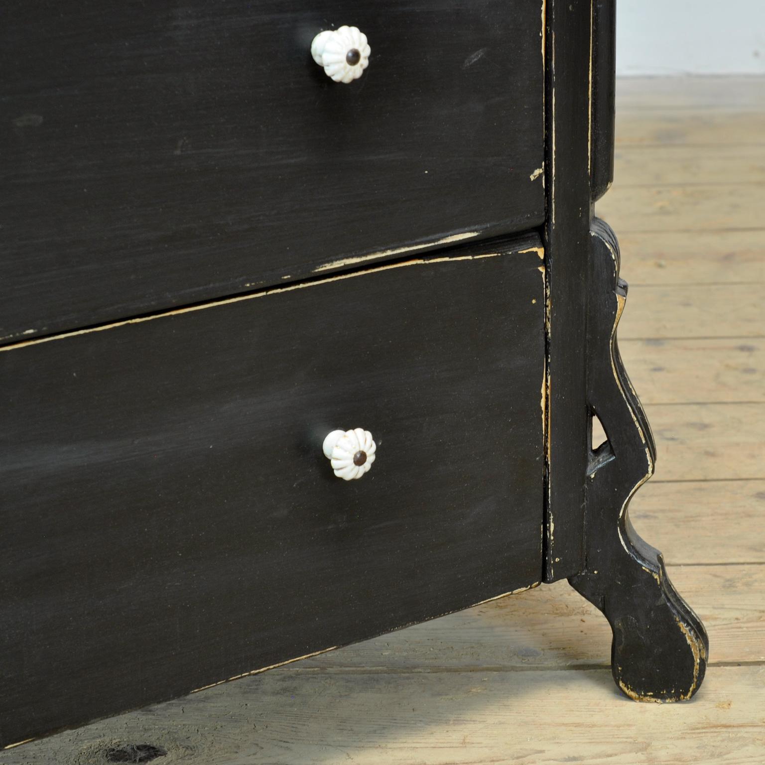 Oak and pine Chest of drawers, 1910s For Sale 4