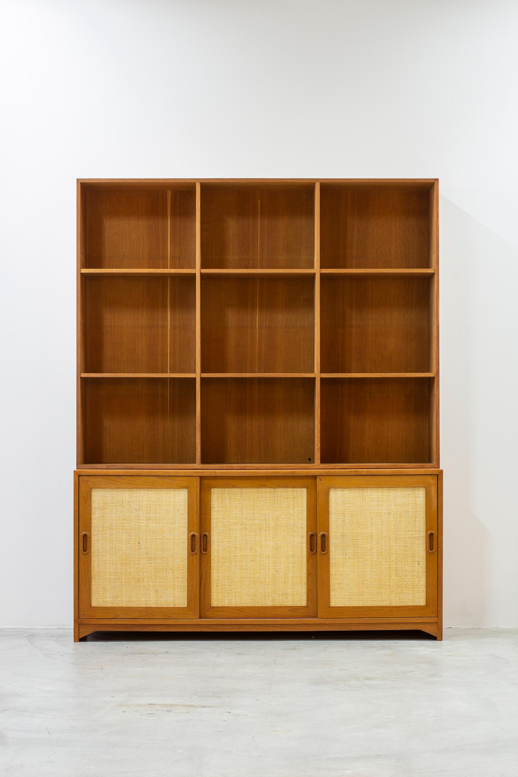 Scandinave moderne Bibliothèque en chêne et rotin par Alf Svensson, Bjästa, Suède années 1950 en vente