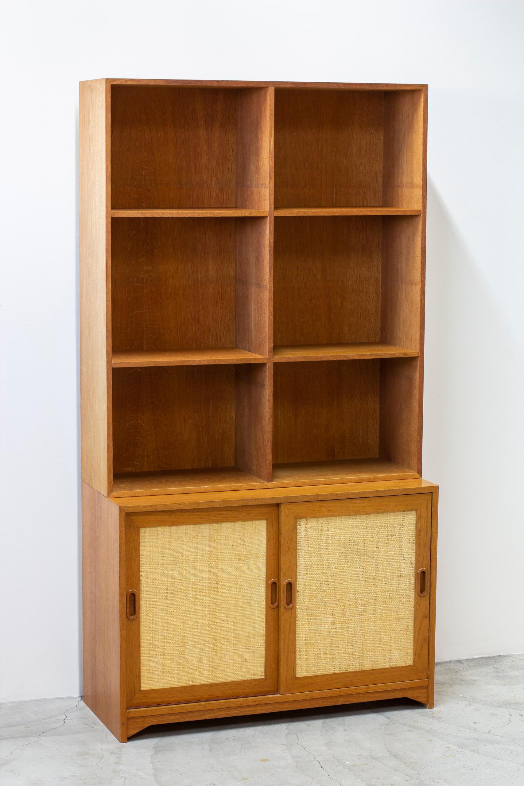 Scandinavo moderno Libreria in Oak e rattan di Alf Svensson, Bjästa, Svezia 1950 in vendita