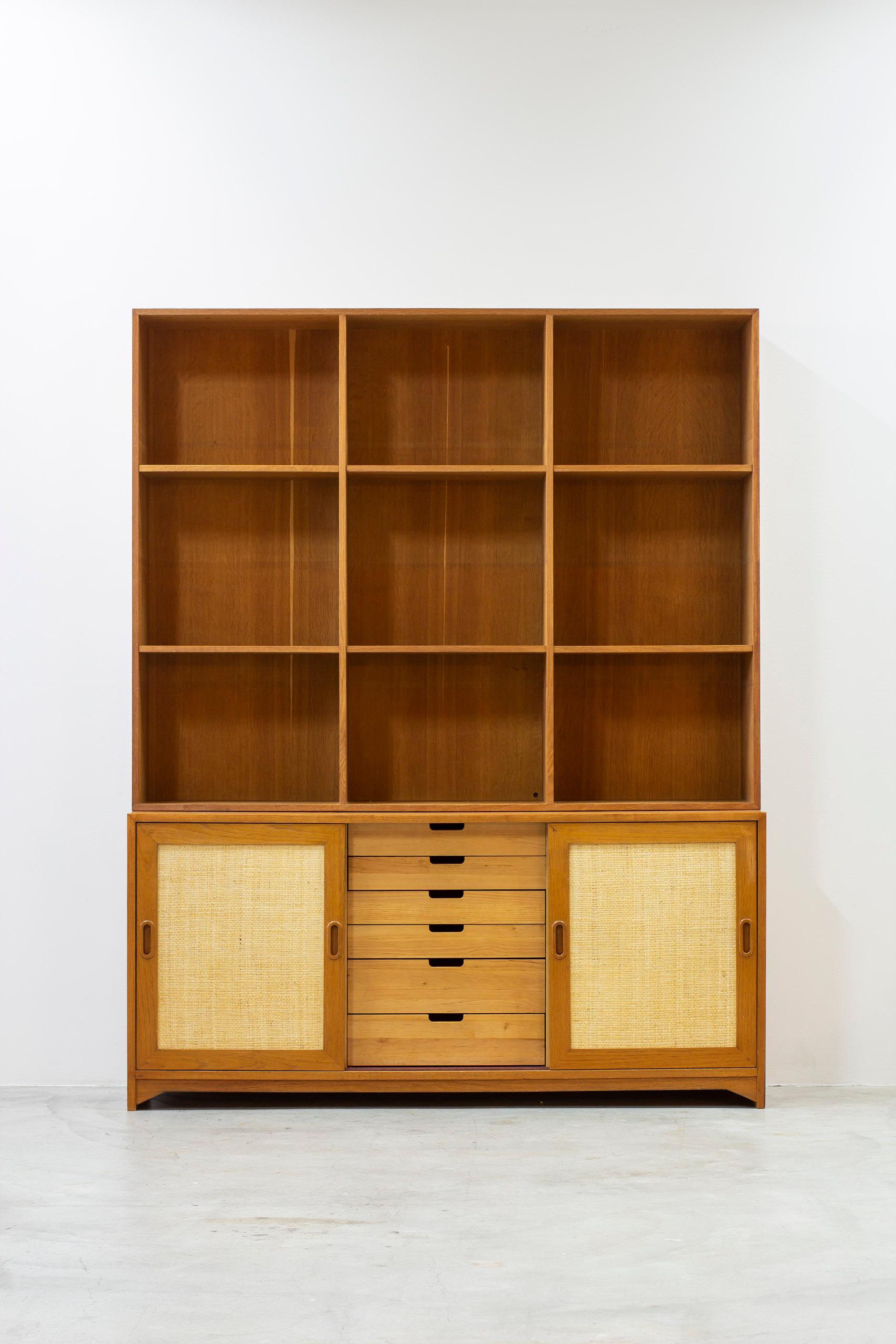 Suédois Bibliothèque en chêne et rotin par Alf Svensson, Bjästa, Suède années 1950 en vente